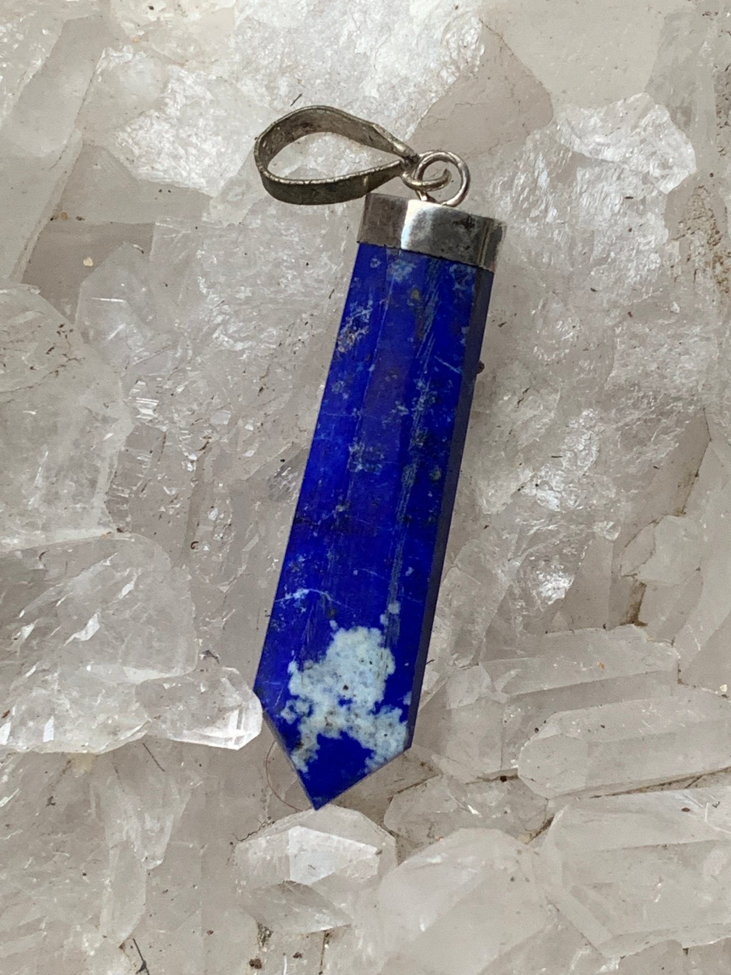 Lapis lazuli, pièce unique en Argent de 52 millimètres de hauteur x 11 millimètres de largeur x 6 d'épaisseur. Vendu avec un cordon réglable de couleur noire !