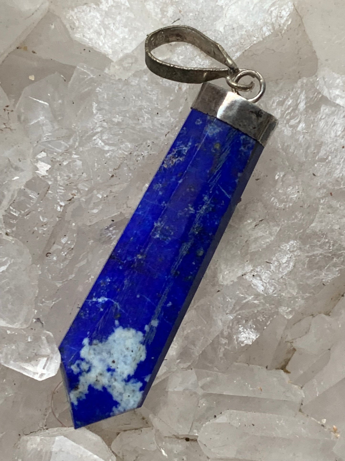 Lapis lazuli, pièce unique en Argent de 52 millimètres de hauteur x 11 millimètres de largeur x 6 d'épaisseur. Vendu avec un cordon réglable de couleur noire !