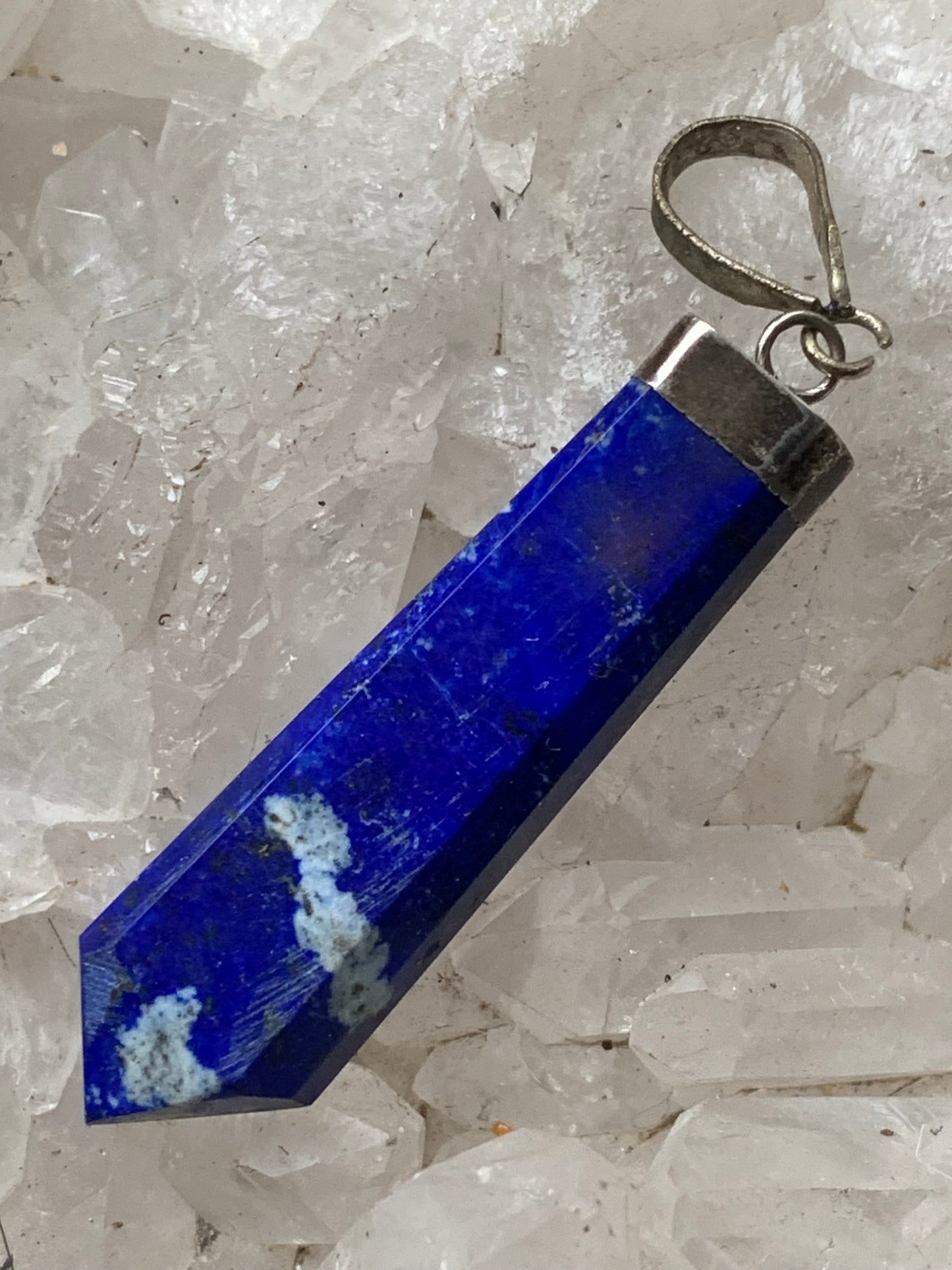 Lapis lazuli, pièce unique en Argent de 52 millimètres de hauteur x 11 millimètres de largeur x 6 d'épaisseur. Vendu avec un cordon réglable de couleur noire !