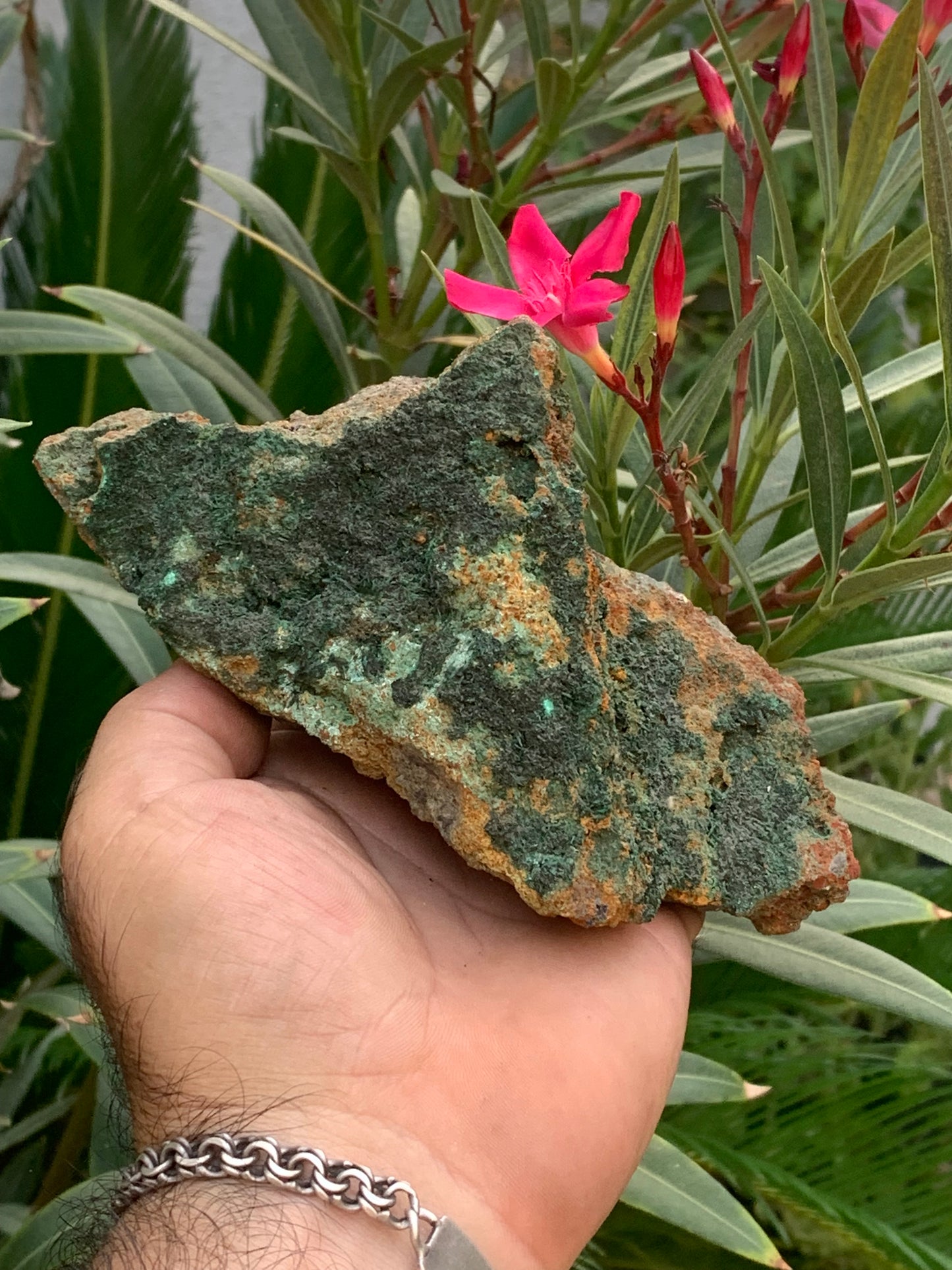 Brochantite, spécimen naturel brut de 160 x 90 x 90 mm - 872 grammes !