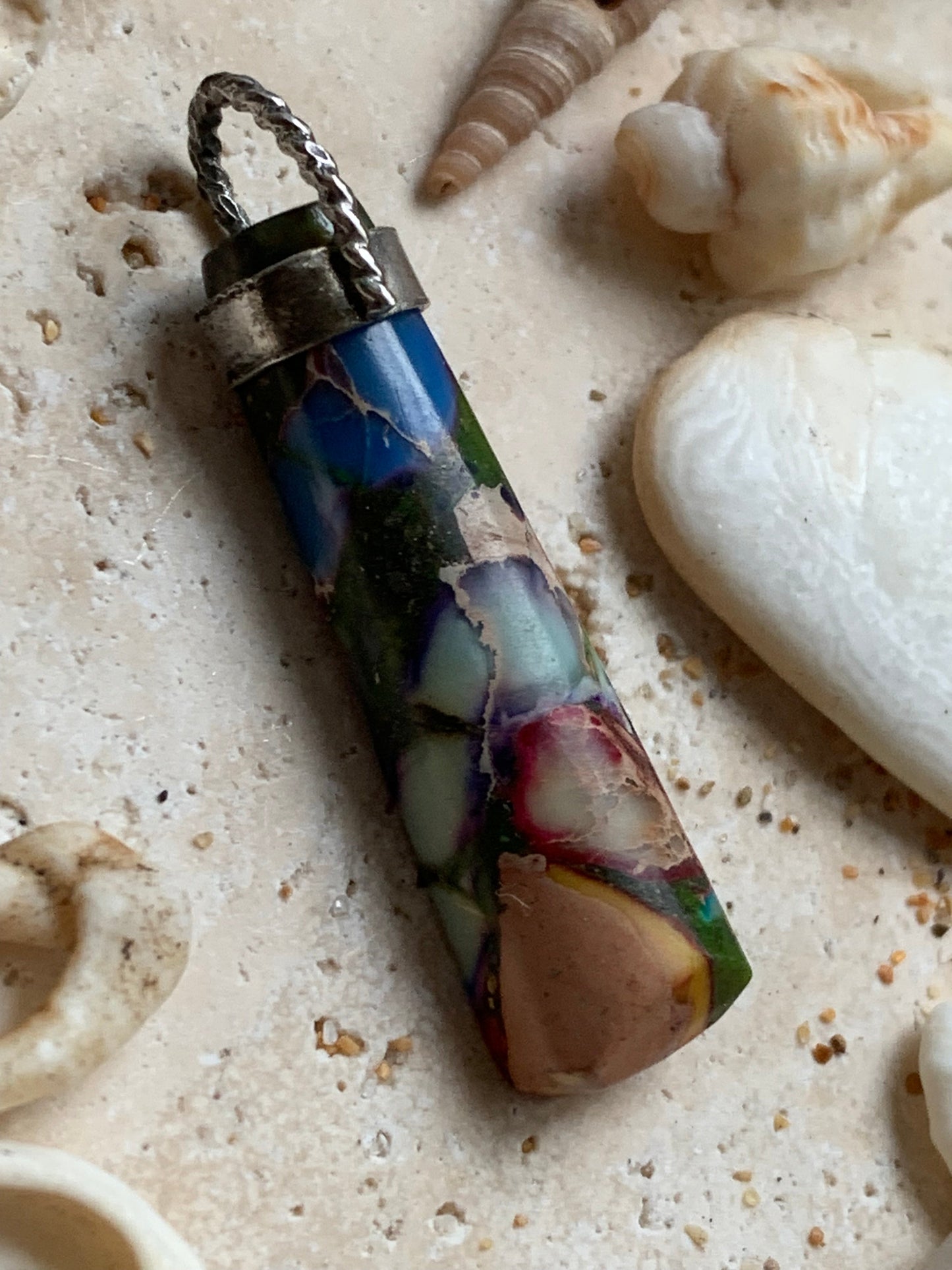 Jaspe/ Agate atypique rare, pièce unique en Argent de 40x9x7mm. Vendu avec un cordon réglable de couleur noire ! Fait par Gem et Zen