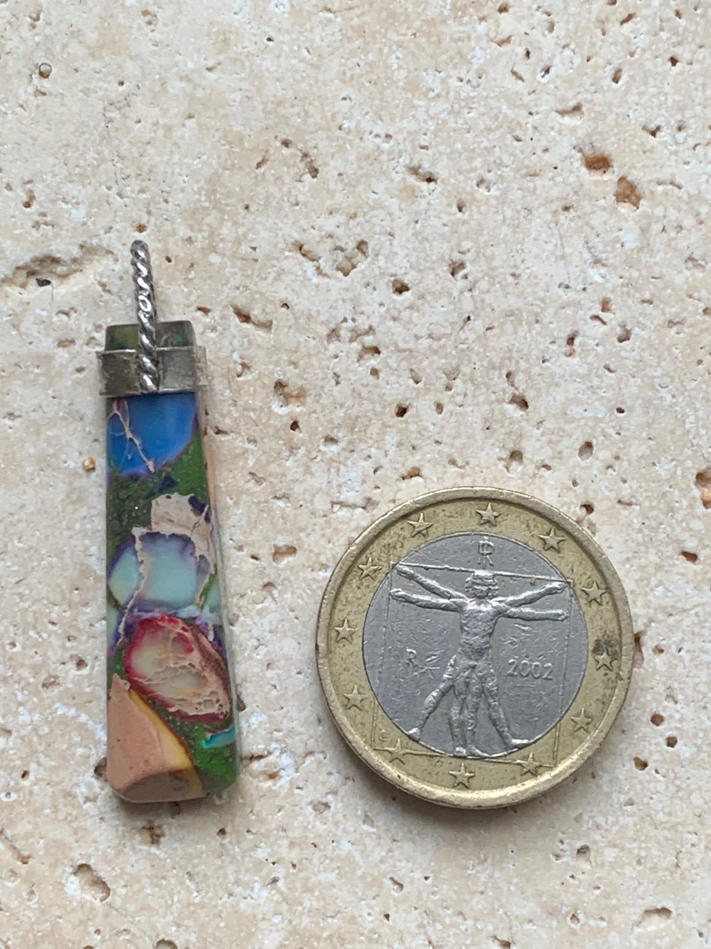Jaspe/ Agate atypique rare, pièce unique en Argent de 40x9x7mm. Vendu avec un cordon réglable de couleur noire ! Fait par Gem et Zen