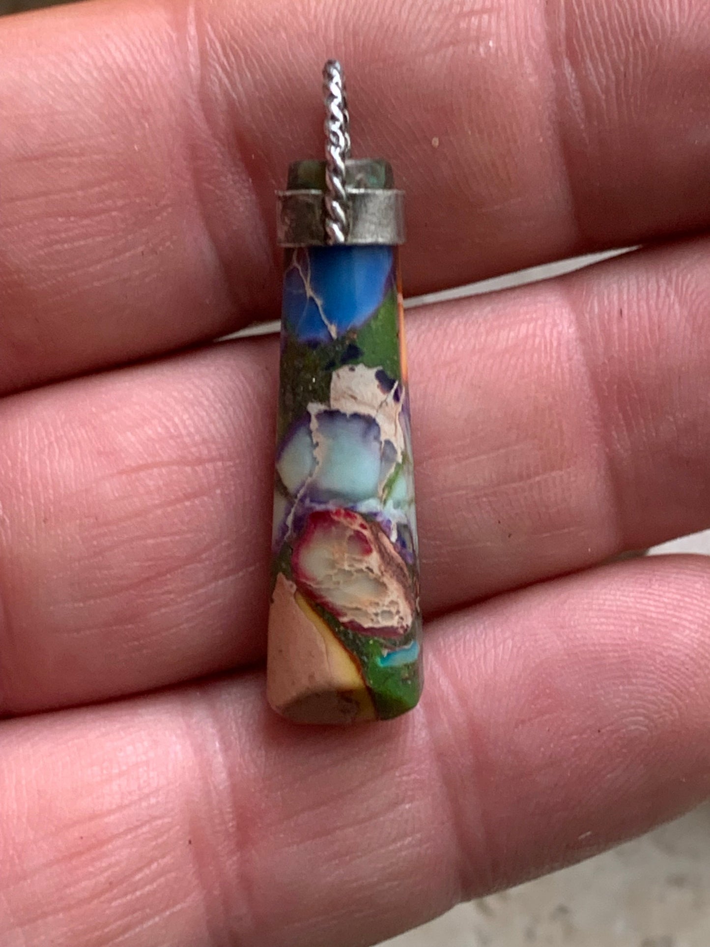 Jaspe/ Agate atypique rare, pièce unique en Argent de 40x9x7mm. Vendu avec un cordon réglable de couleur noire ! Fait par Gem et Zen