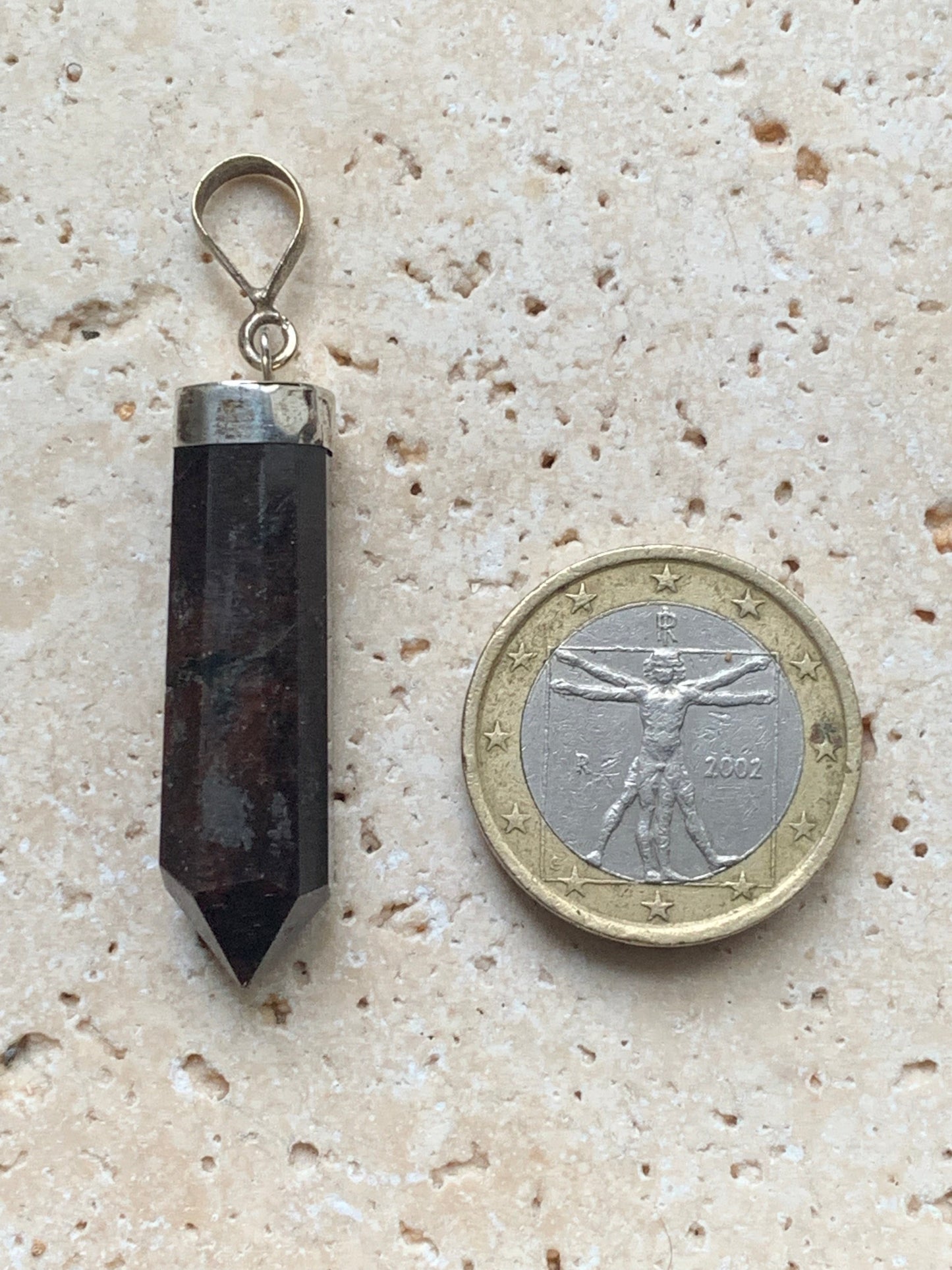 Grenat pyrope, pièce unique en Argent de 48 millimètres de hauteur x 9 millimètres de largeur x 9 d'épaisseur. Vendu avec un cordon réglable de couleur noire !