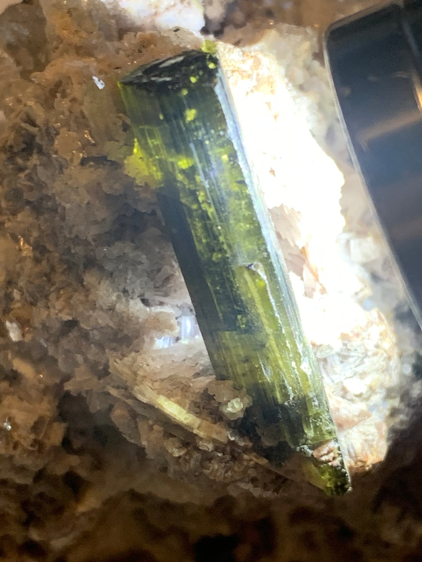 Tourmaline verte/ Verdélite sur cristal de quartz, spécimen naturel de 80 x 62 x 60 mm - 267 grammes environ. D’innombrables cristaux sur macle !