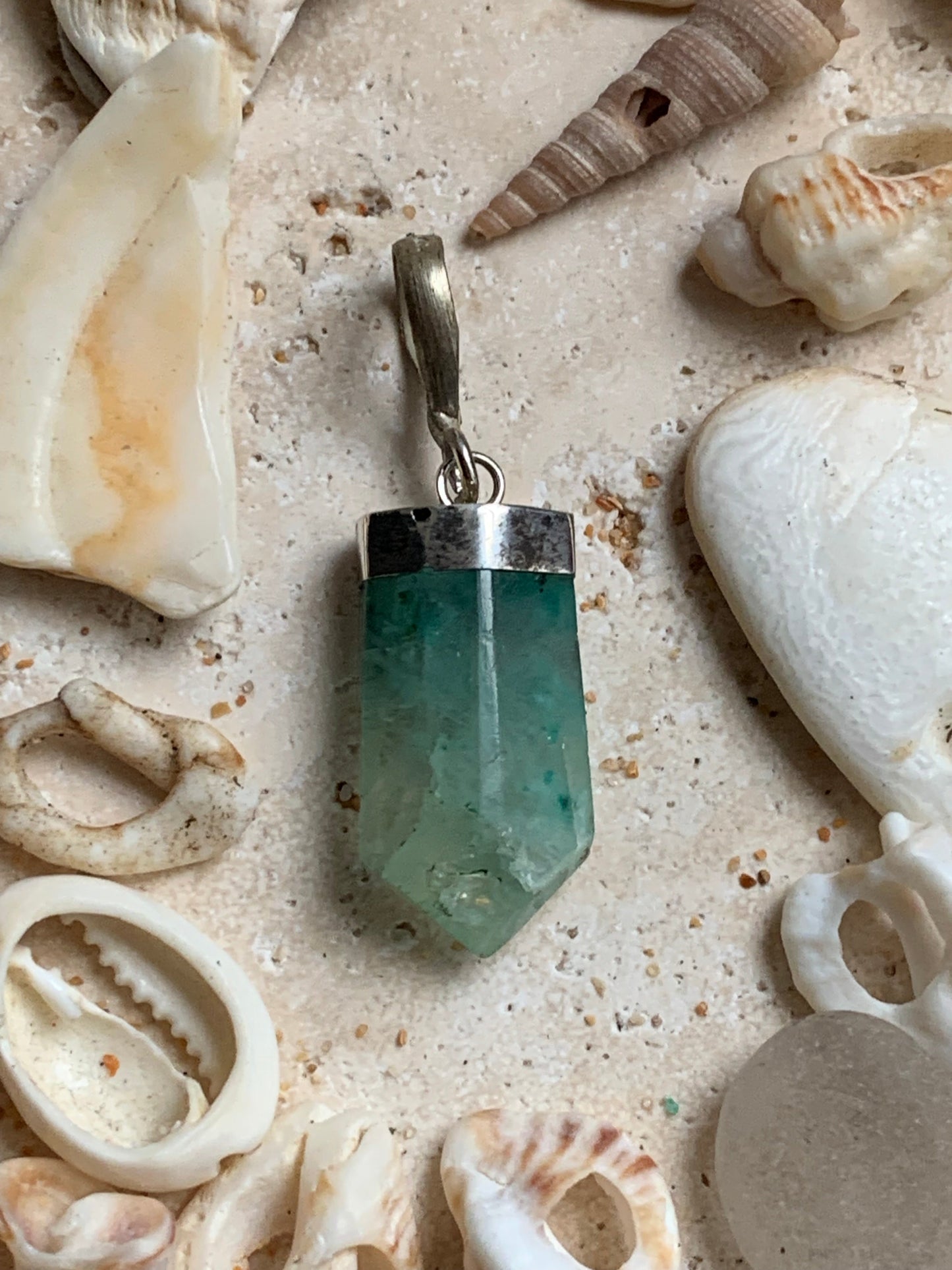 Fluorite verte, pièce unique en Argent de 37 millimètres x 11 x 7. Vendu avec un cordon réglable de couleur noire !