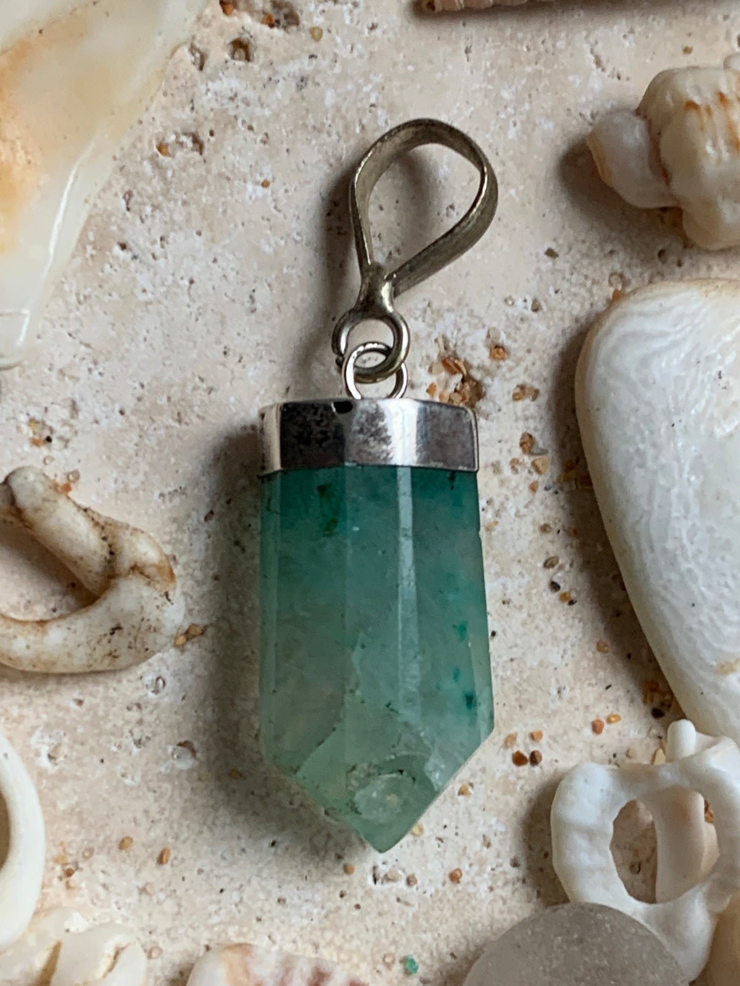 Fluorite verte, pièce unique en Argent de 37 millimètres x 11 x 7. Vendu avec un cordon réglable de couleur noire !