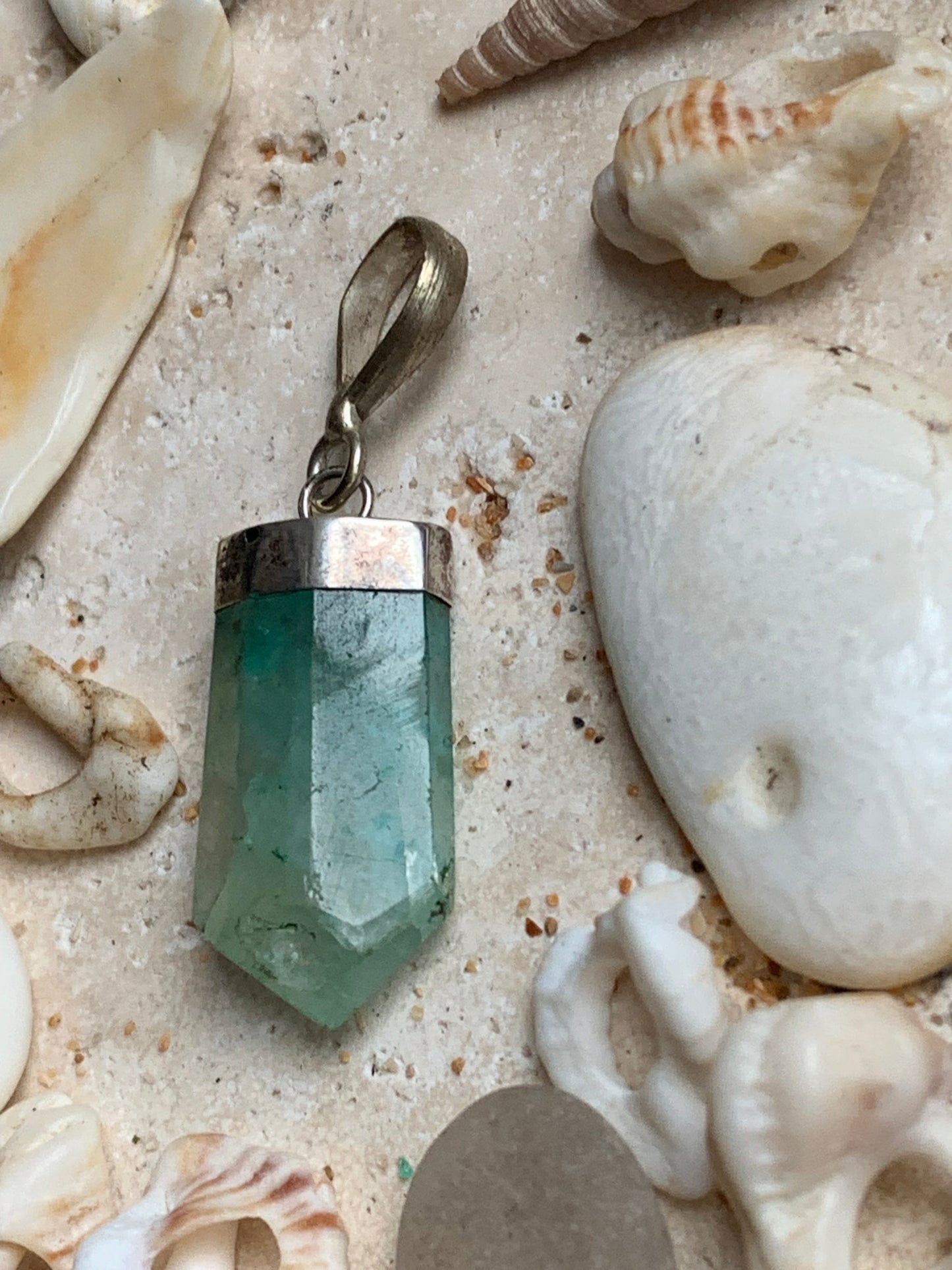 Fluorite verte, pièce unique en Argent de 37 millimètres x 11 x 7. Vendu avec un cordon réglable de couleur noire !
