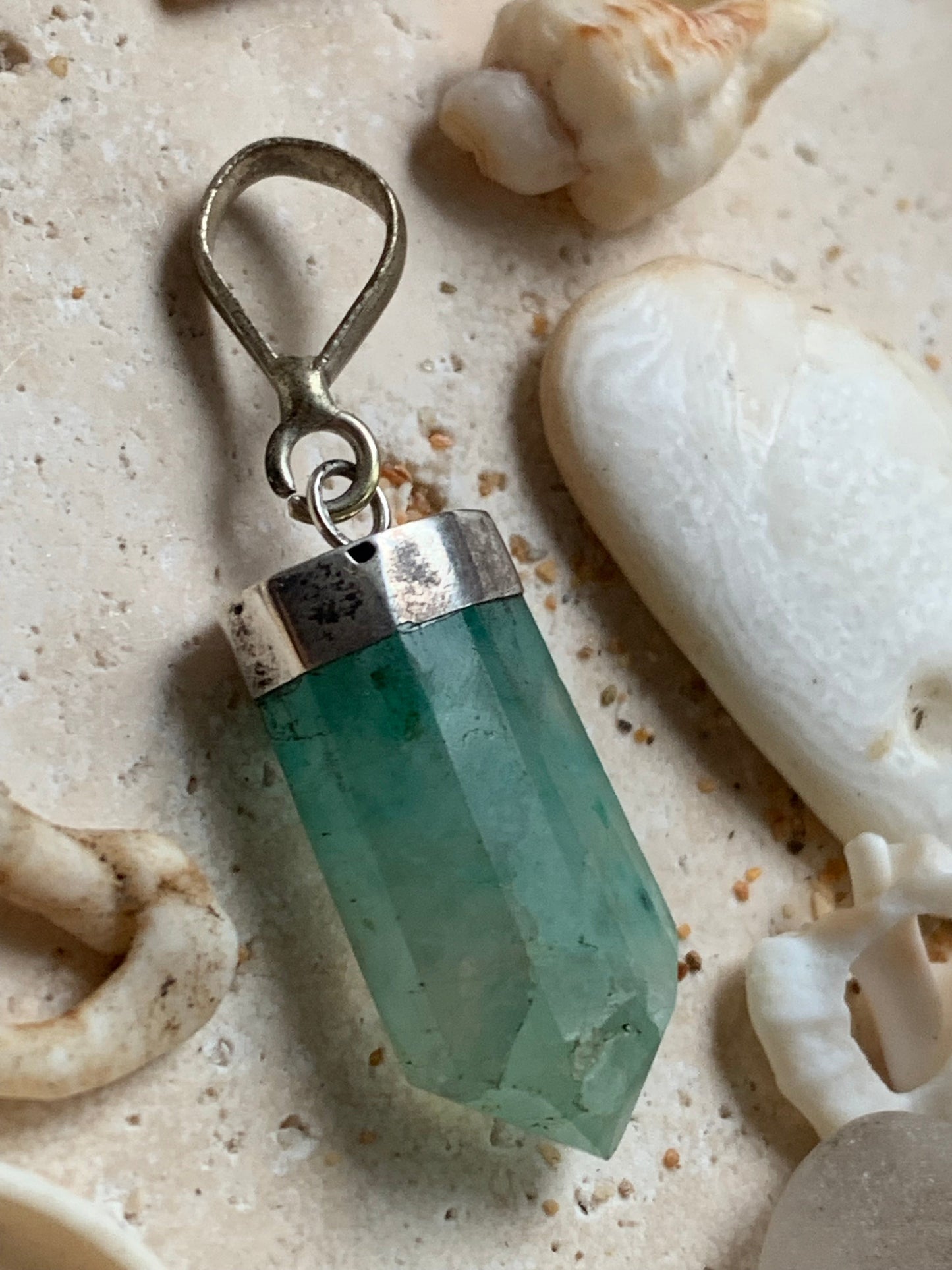 Fluorite verte, pièce unique en Argent de 37 millimètres x 11 x 7. Vendu avec un cordon réglable de couleur noire !