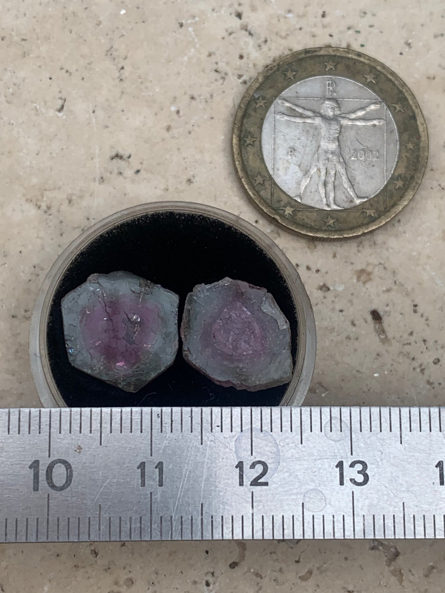 Tourmaline melon d'eau/ pastèque, vendu par paire, 14mm de diamètre x 2 - 8,5 carats. Parfait en bijouterie, collection ,exposition...