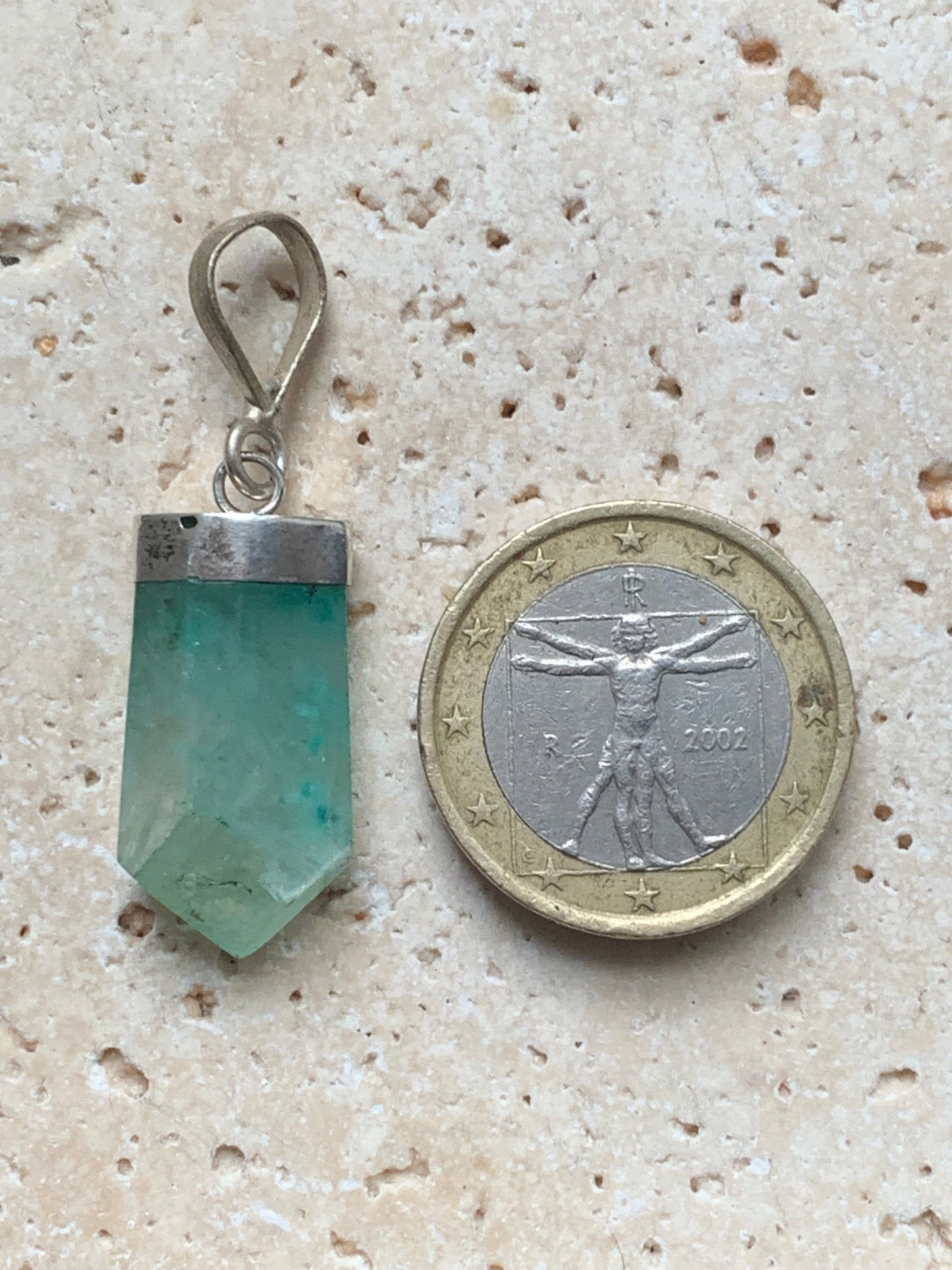 Fluorite verte, pièce unique en Argent de 37 millimètres x 11 x 7. Vendu avec un cordon réglable de couleur noire !