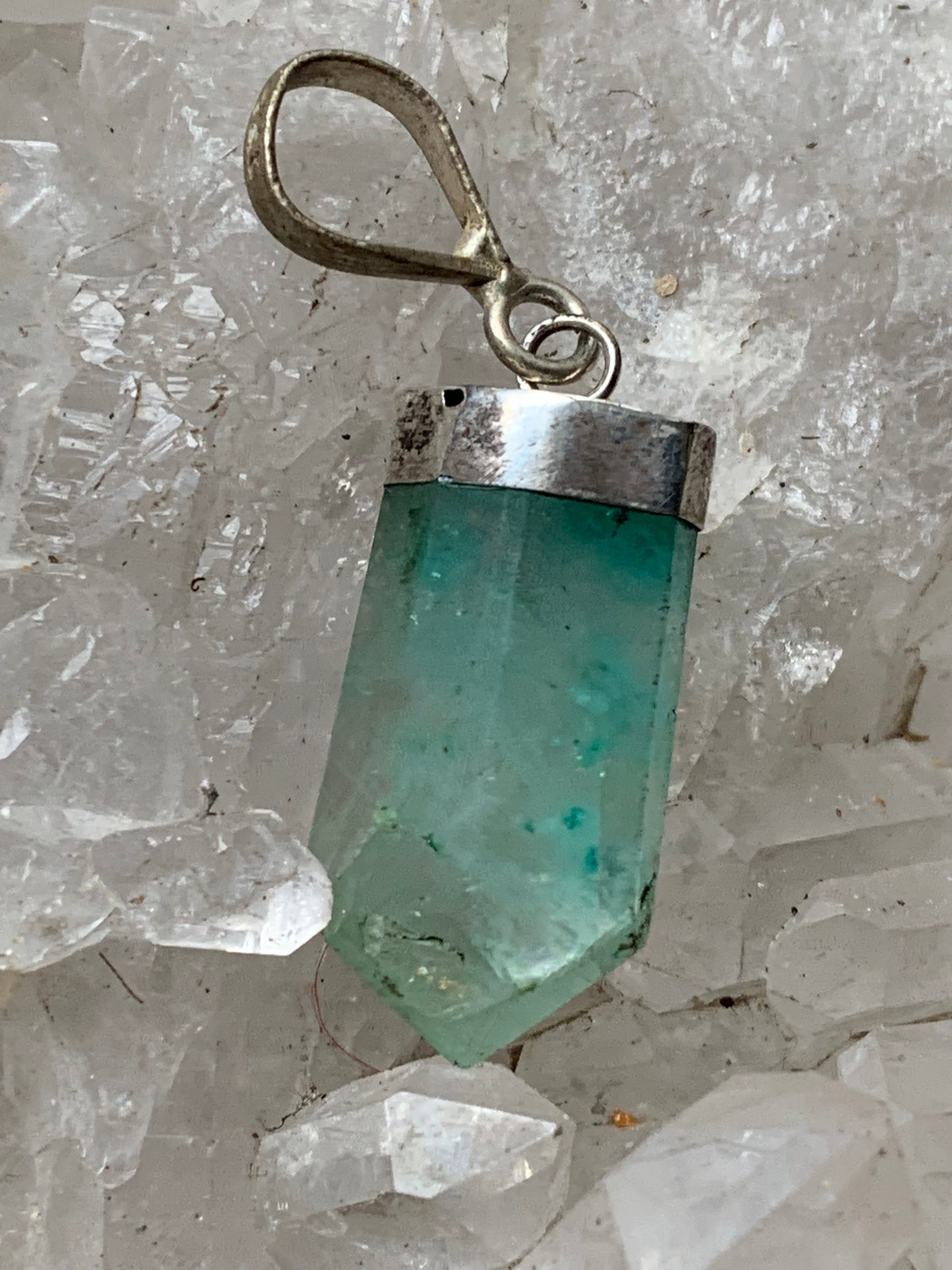 Fluorite verte, pièce unique en Argent de 37 millimètres x 11 x 7. Vendu avec un cordon réglable de couleur noire !