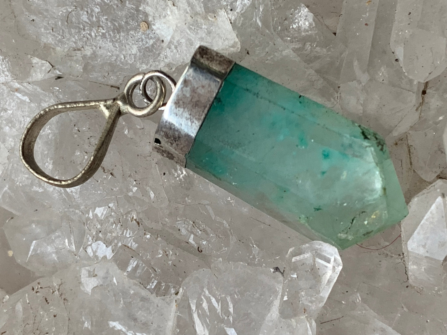 Fluorite verte, pièce unique en Argent de 37 millimètres x 11 x 7. Vendu avec un cordon réglable de couleur noire !