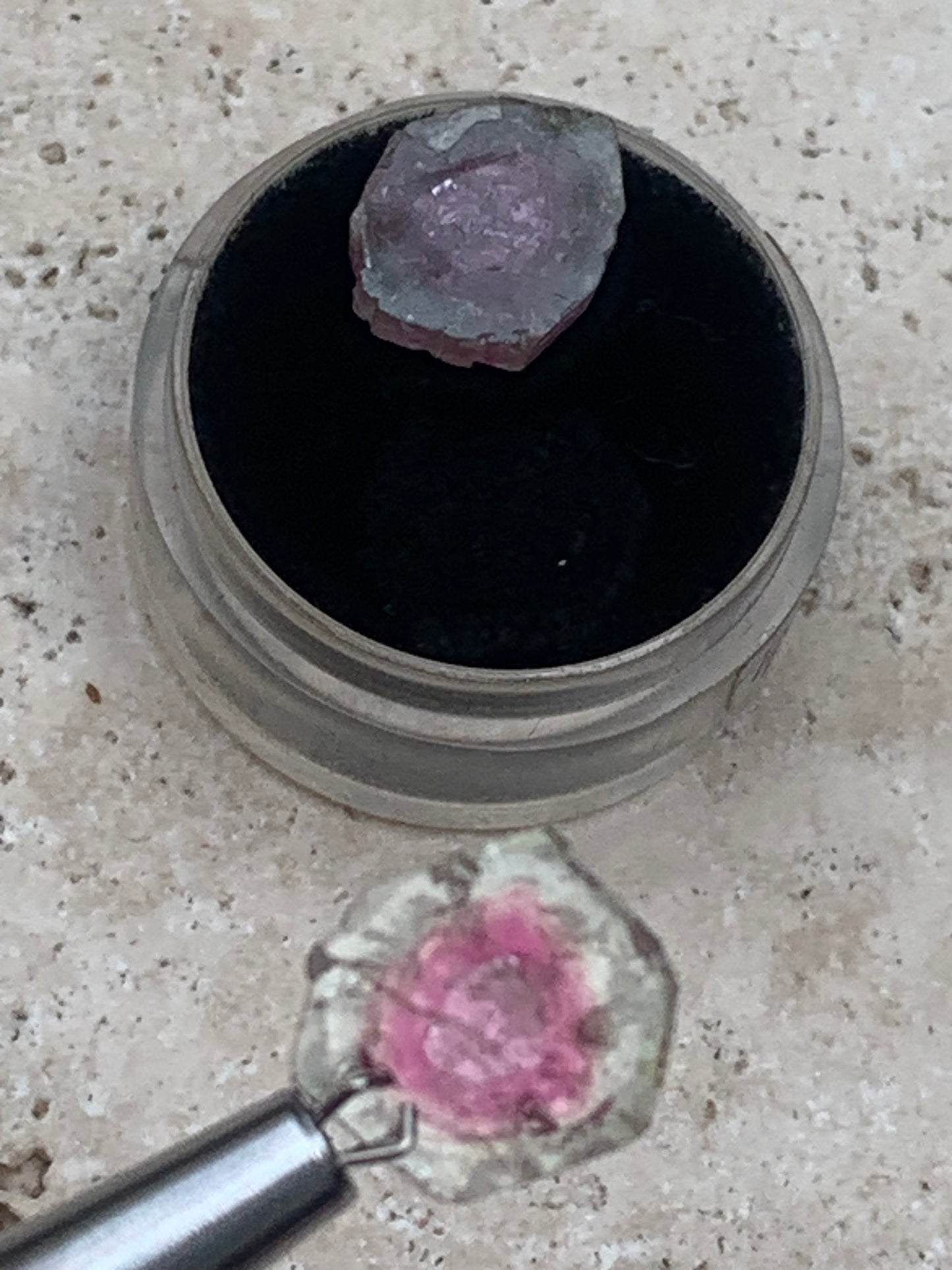 Tourmaline melon d'eau/ pastèque, vendu par paire, 14mm de diamètre x 2 - 8,5 carats. Parfait en bijouterie, collection ,exposition...