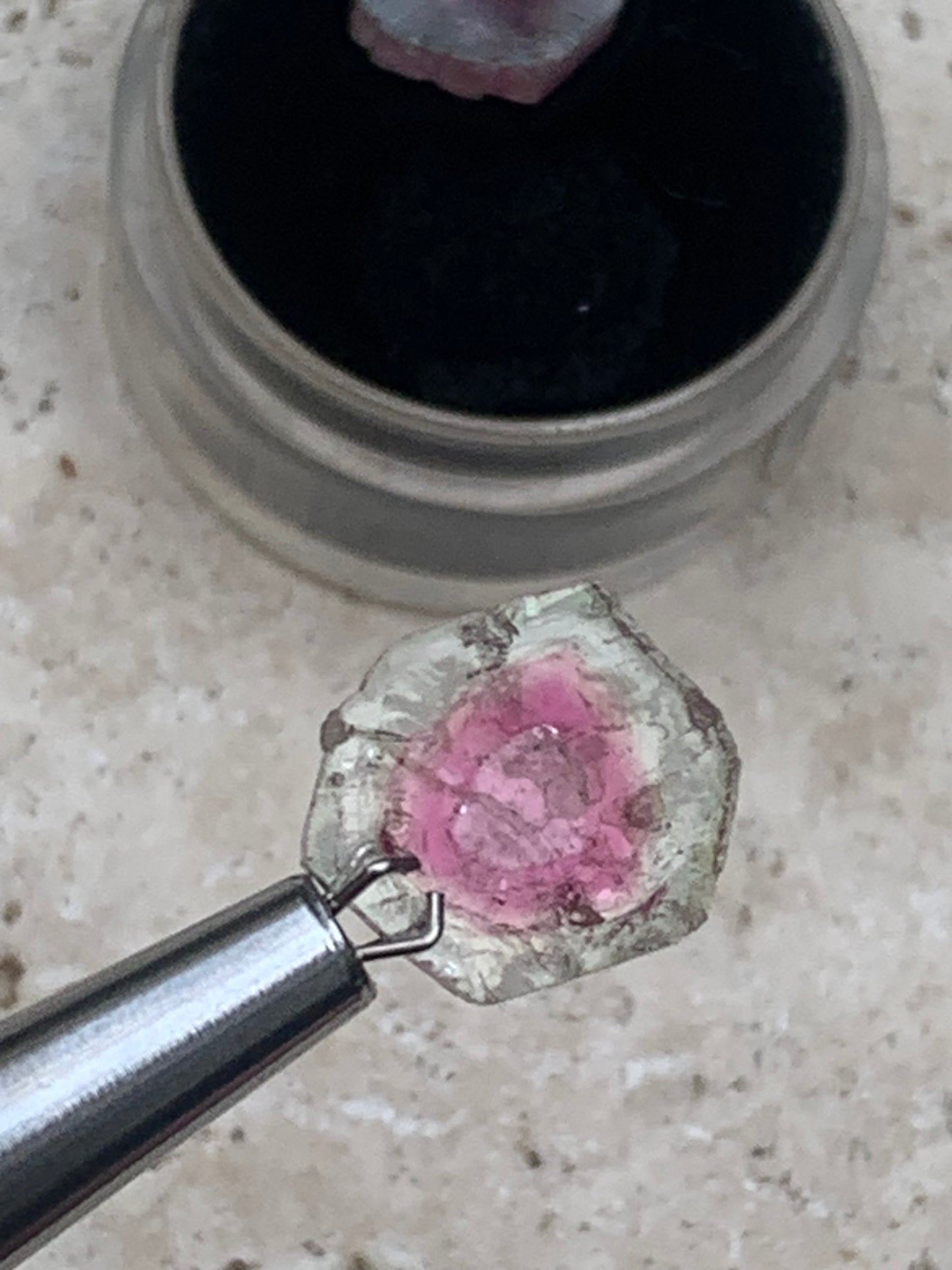 Tourmaline melon d'eau/ pastèque, vendu par paire, 14mm de diamètre x 2 - 8,5 carats. Parfait en bijouterie, collection ,exposition...