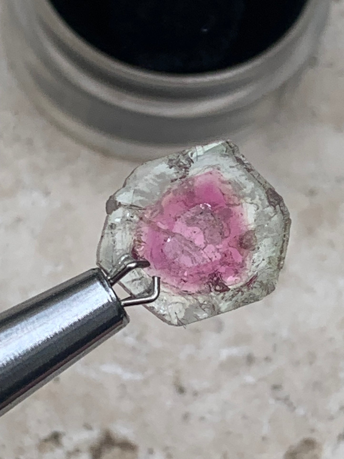 Tourmaline melon d'eau/ pastèque, vendu par paire, 14mm de diamètre x 2 - 8,5 carats. Parfait en bijouterie, collection ,exposition...