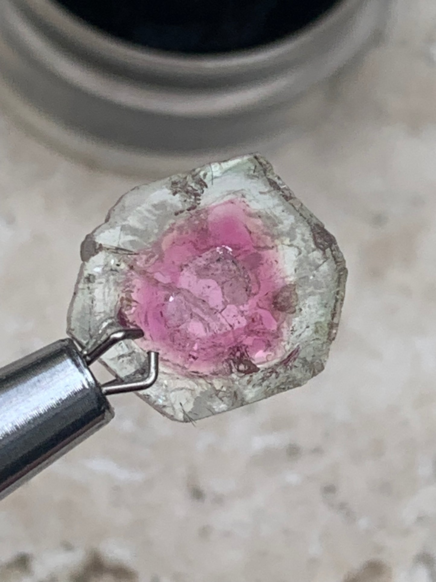 Tourmaline melon d'eau/ pastèque, vendu par paire, 14mm de diamètre x 2 - 8,5 carats. Parfait en bijouterie, collection ,exposition...
