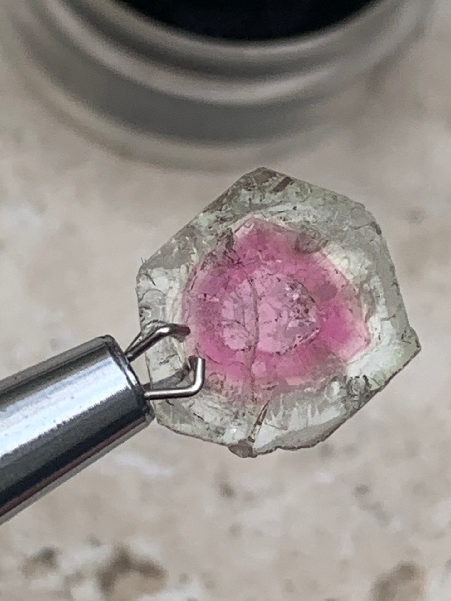 Tourmaline melon d'eau/ pastèque, vendu par paire, 14mm de diamètre x 2 - 8,5 carats. Parfait en bijouterie, collection ,exposition...