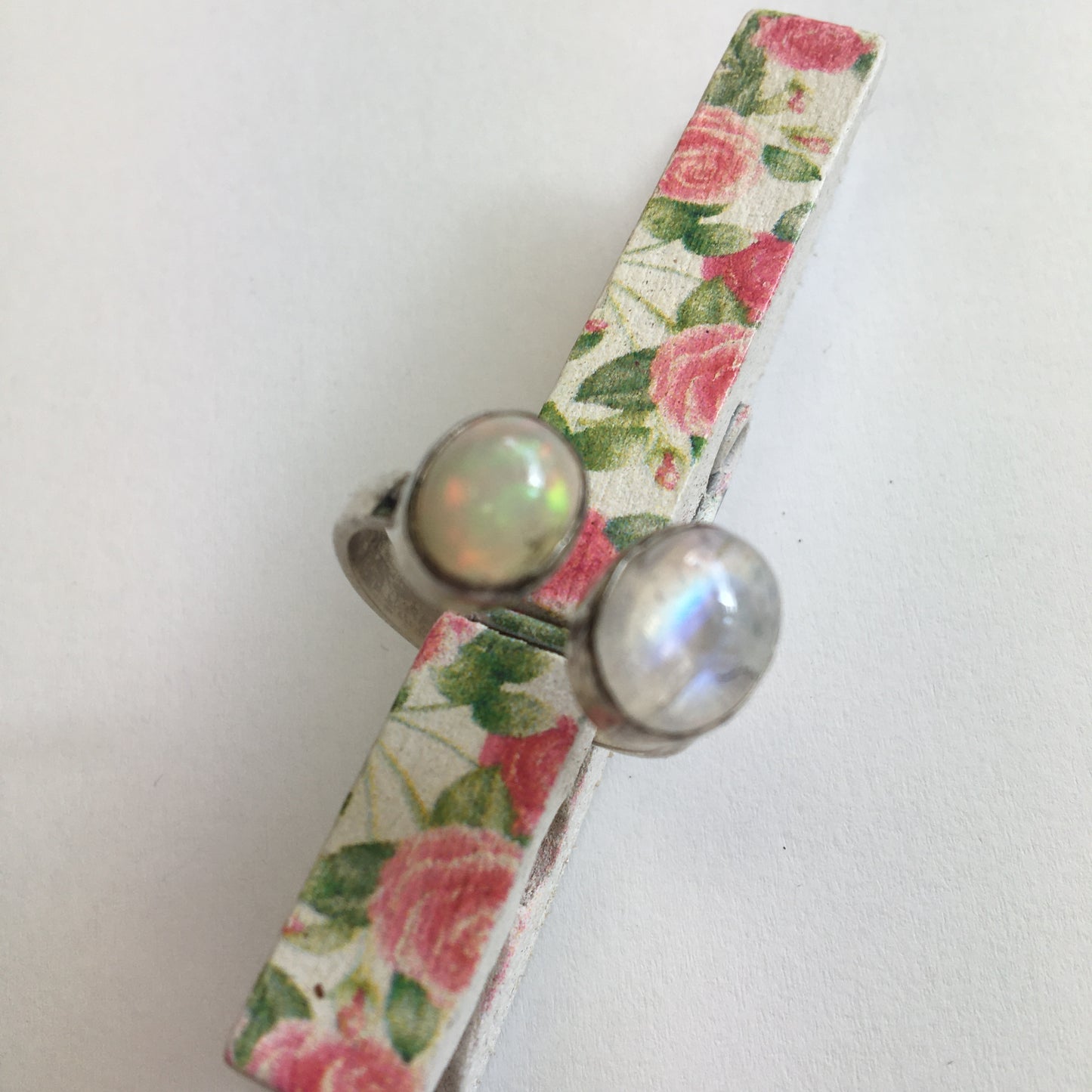 Bague en opale et pierre de lune, cabochons sertis sur anneau en Argent 0.925 ! Taille réglable d'environ 50 à 60 Fr !
