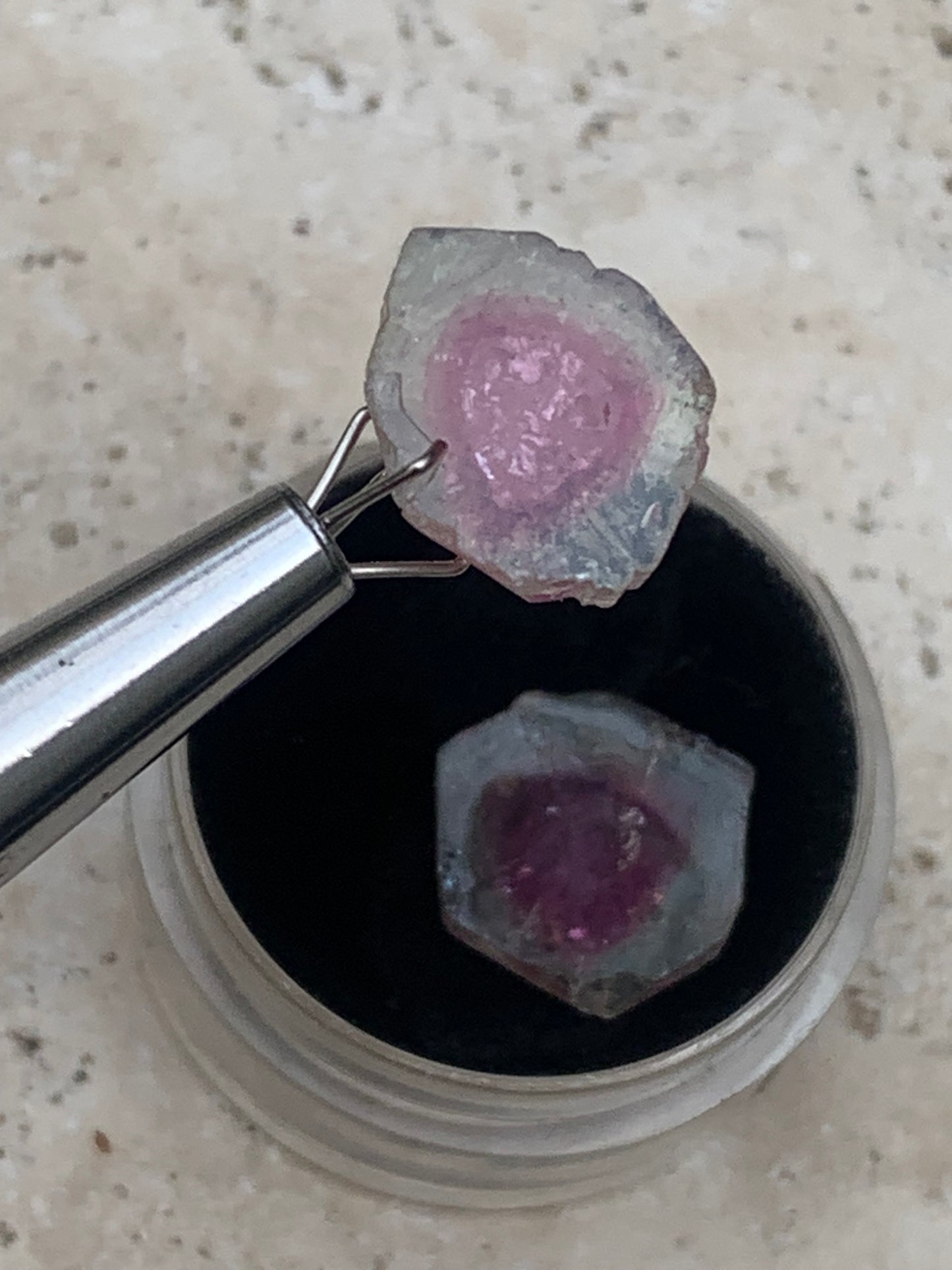 Tourmaline melon d'eau/ pastèque, vendu par paire, 14mm de diamètre x 2 - 8,5 carats. Parfait en bijouterie, collection ,exposition...