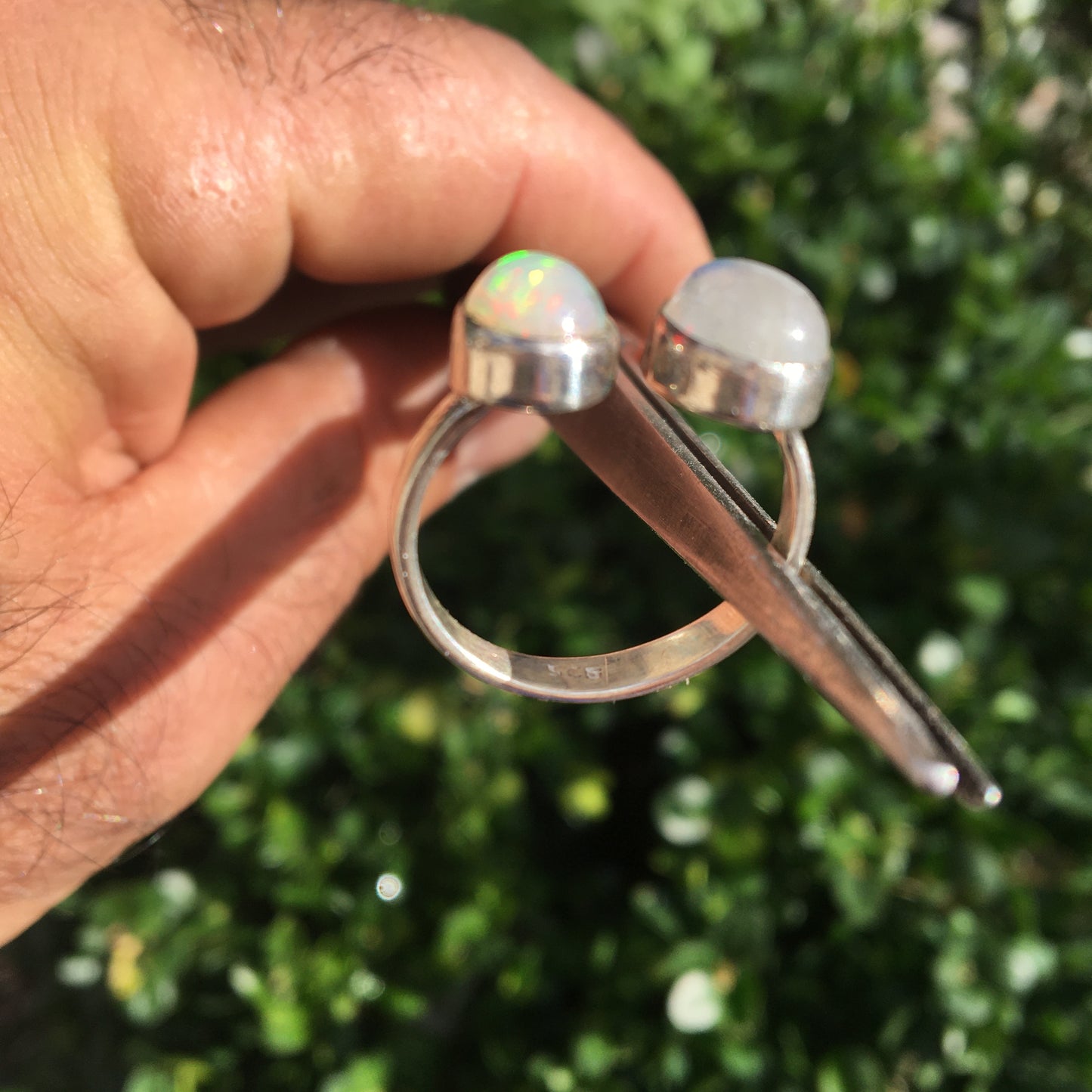 Bague en opale et pierre de lune, cabochons sertis sur anneau en Argent 0.925 ! Taille réglable d'environ 50 à 60 Fr !