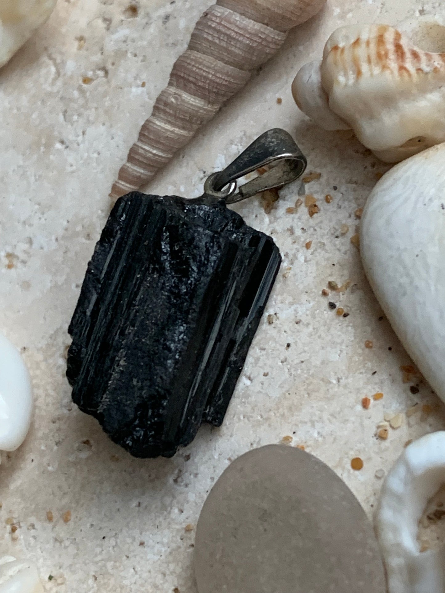 Tourmaline noire, pendentif de 29x11x11mm. Vendu avec un cordon réglable de couleur noire !