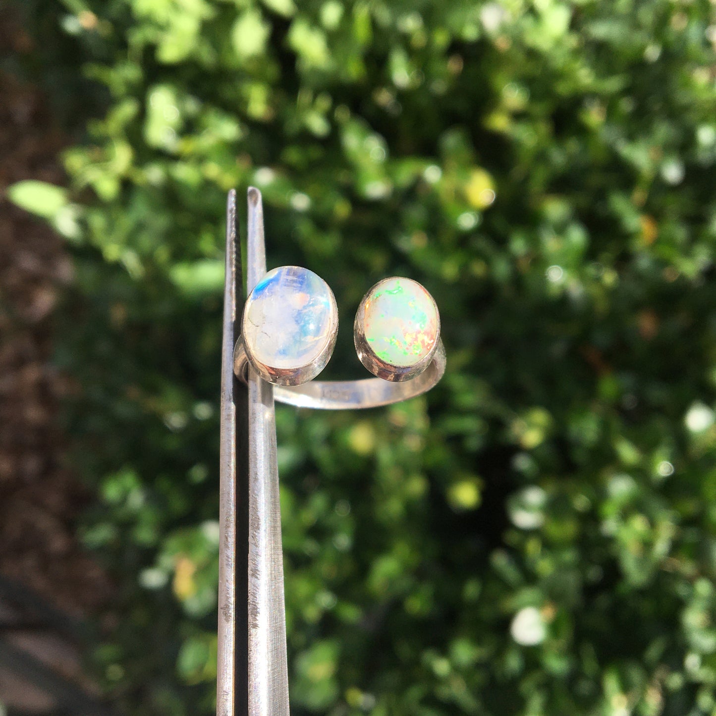 Bague en opale et pierre de lune, cabochons sertis sur anneau en Argent 0.925 ! Taille réglable d'environ 50 à 60 Fr !