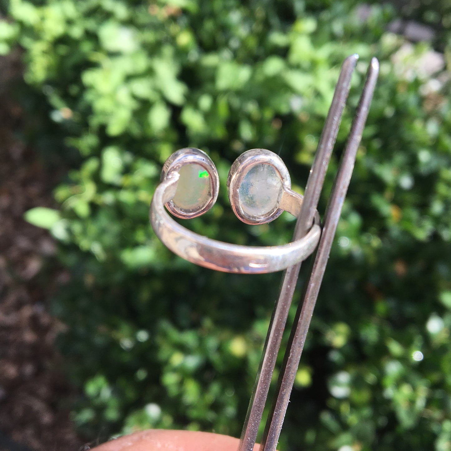 Bague en opale et pierre de lune, cabochons sertis sur anneau en Argent 0.925 ! Taille réglable d'environ 50 à 60 Fr !