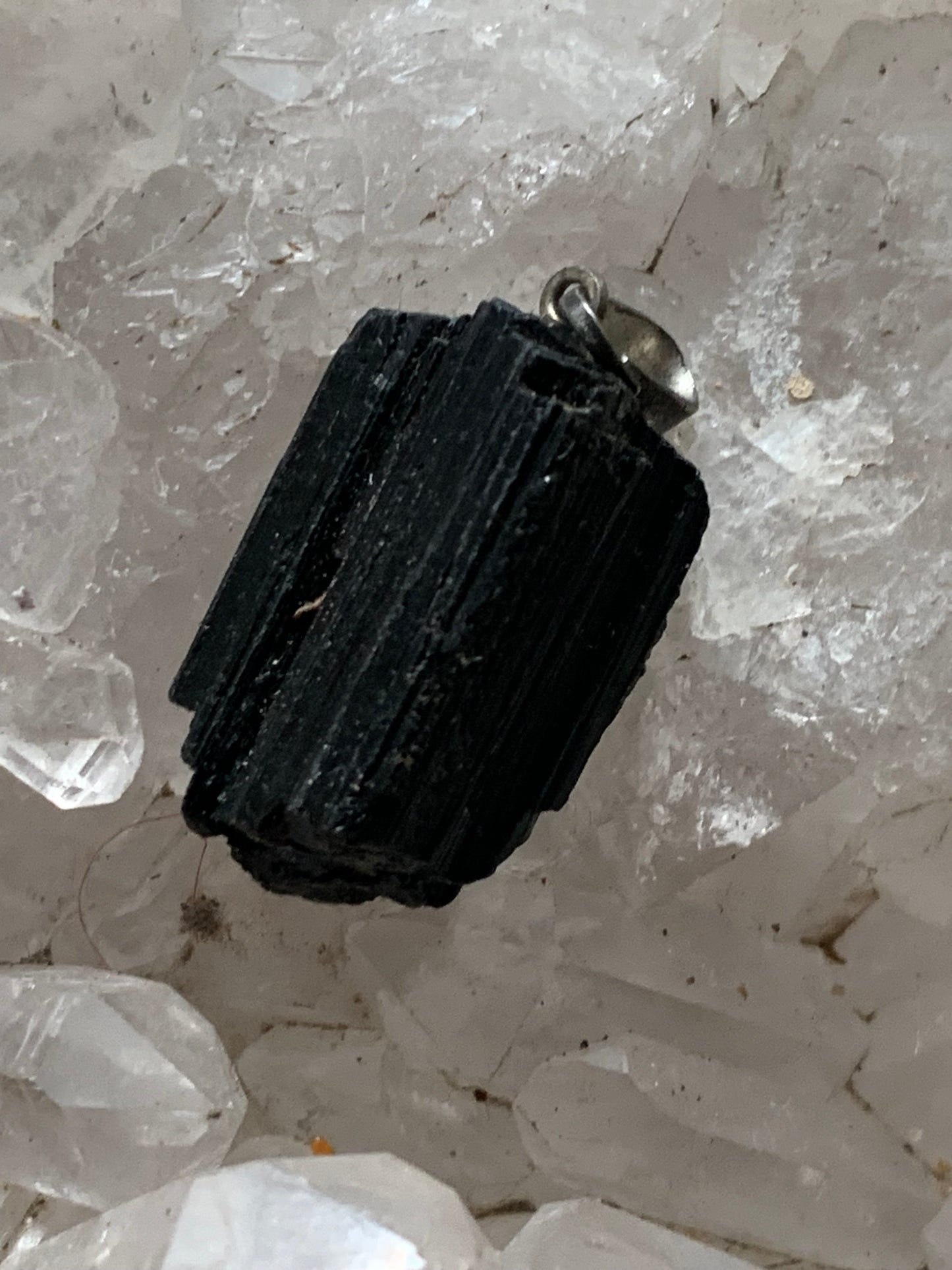 Tourmaline noire, pendentif de 29x11x11mm. Vendu avec un cordon réglable de couleur noire !
