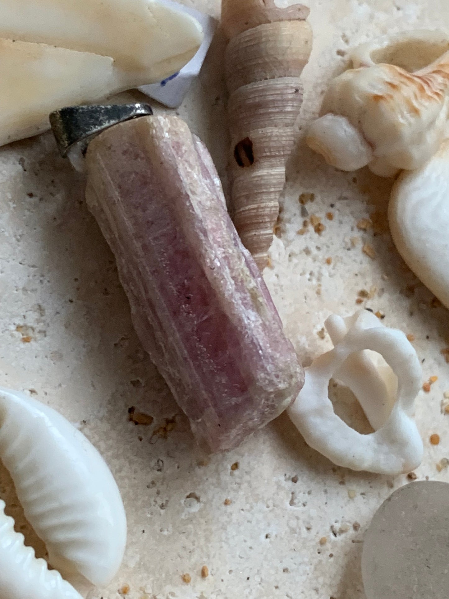 Tourmaline rose dit Rubellite, pendentif de 33x11x11 mm. Vendu avec un cordon réglable de couleur noire !