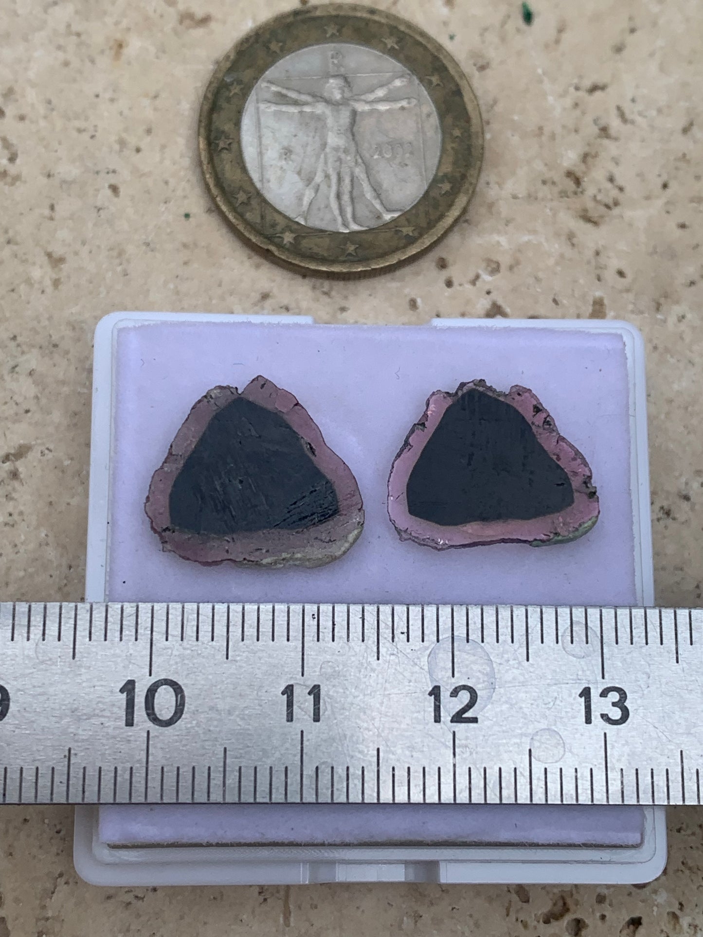 Tourmaline melon d'eau/ pastèque, vendu par paire, 15mm x 14 x 3 - 7 carats. Parfait en bijouterie, collection ,exposition...
