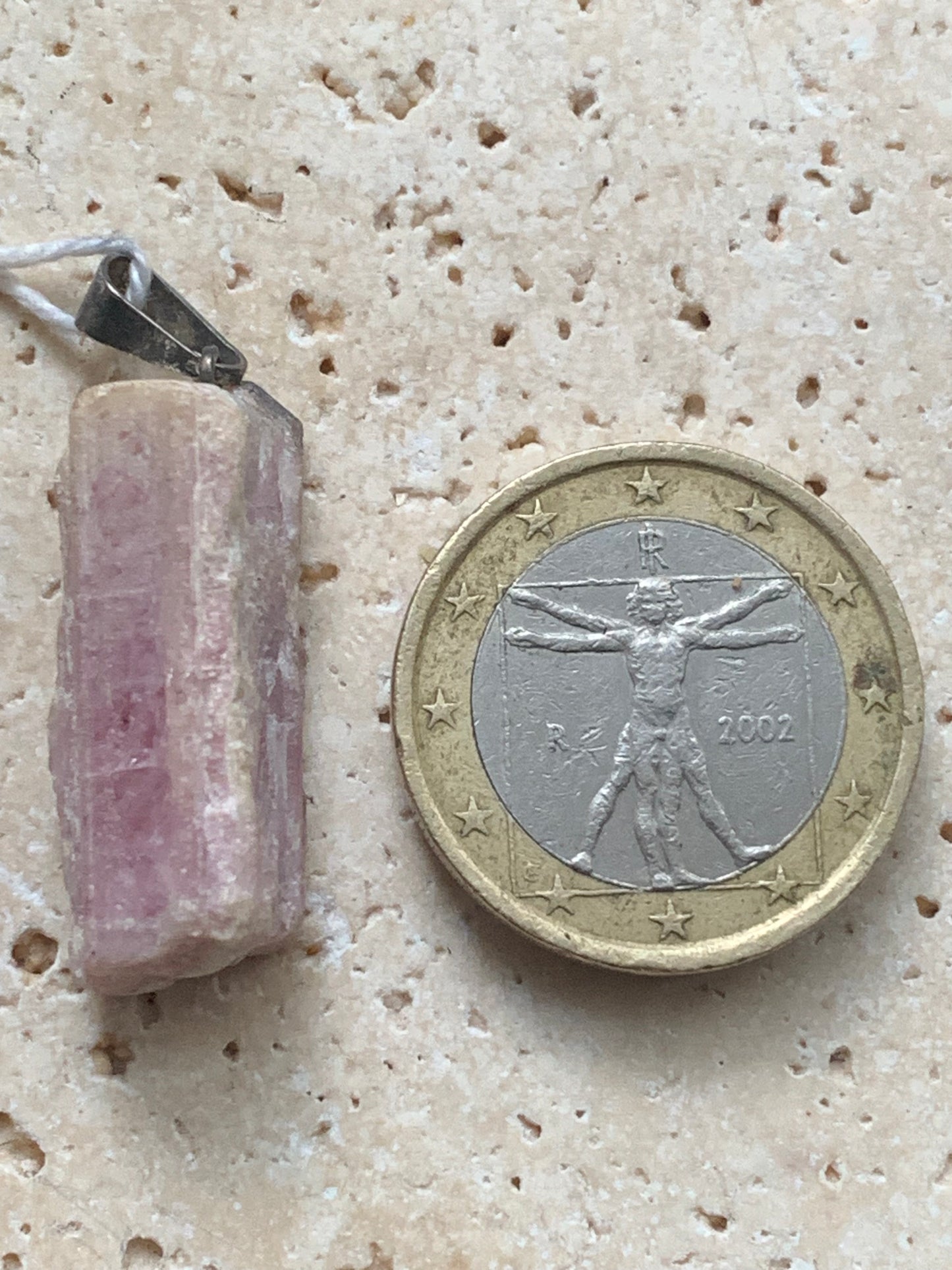 Tourmaline rose dit Rubellite, pendentif de 33x11x11 mm. Vendu avec un cordon réglable de couleur noire !