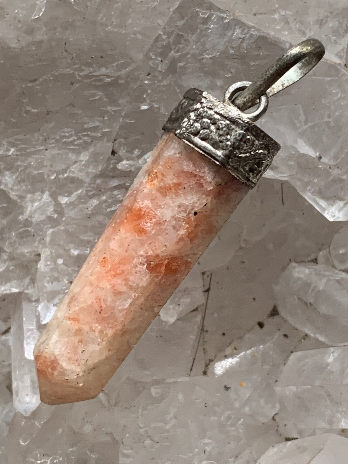 Pierre du soleil, pendentif de 44mm x 10 x 10 d'épaisseur. Fait sur métal (laiton), finition argenté. Vendu avec cordon réglable de couleur noire !