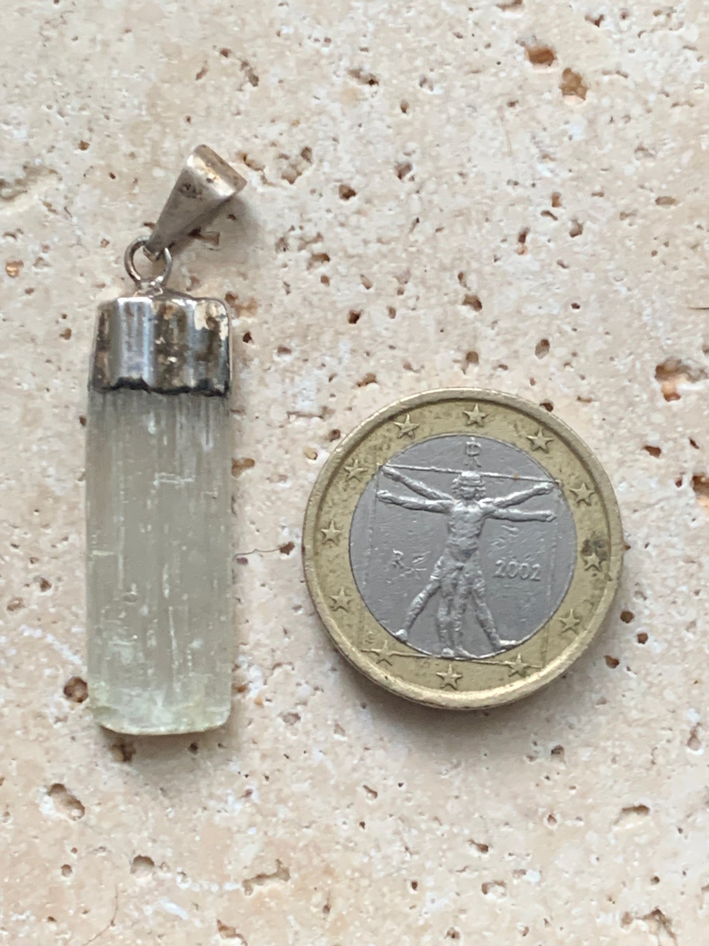 Sélénite, pendentif de 42mm x8 x5. Fait sur métal (laiton) finition argenté. Vendu avec cordon réglable de couleur noire !