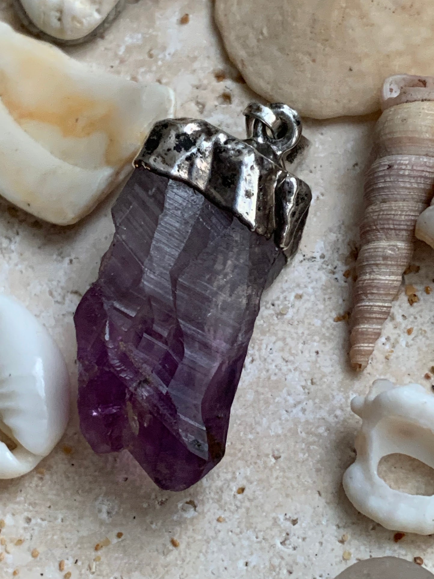Améthyste, pendentif de 38mm x15 x 12. Fait sur métal (laiton) finition argenté. Vendu avec cordon réglable de couleur noire !