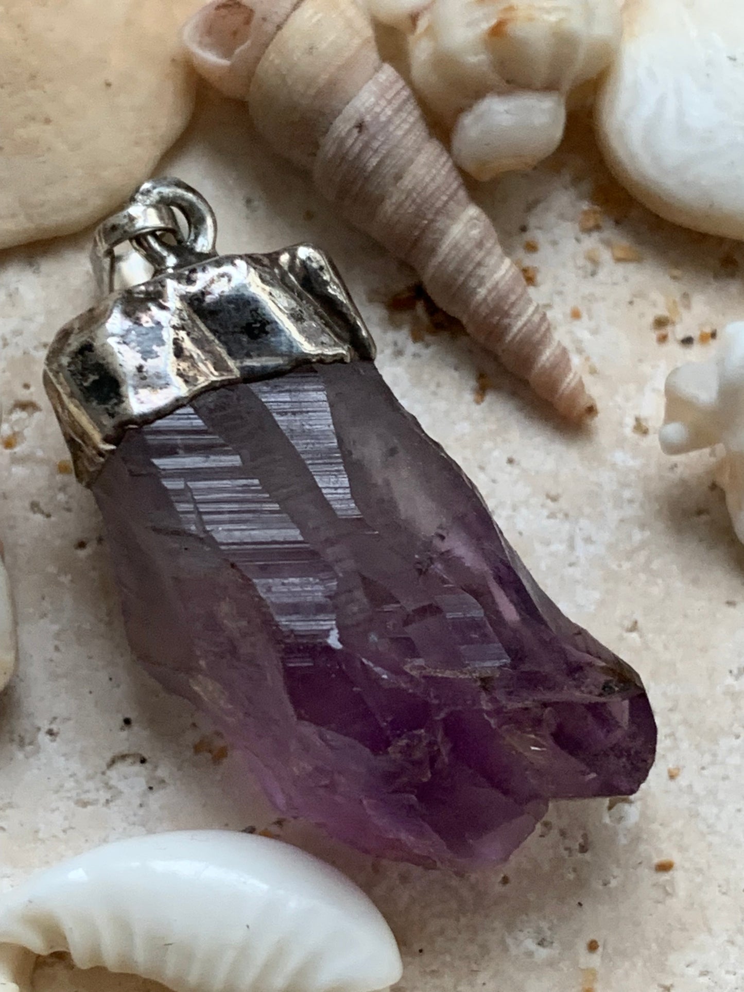Améthyste, pendentif de 38mm x15 x 12. Fait sur métal (laiton) finition argenté. Vendu avec cordon réglable de couleur noire !