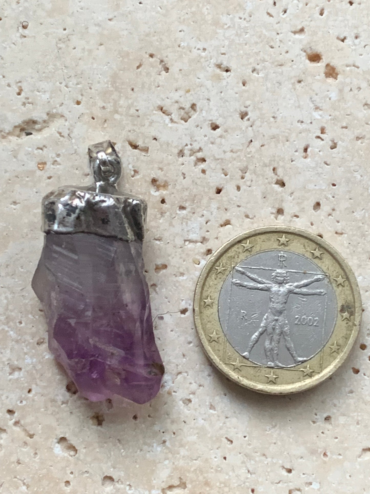 Améthyste, pendentif de 38mm x15 x 12. Fait sur métal (laiton) finition argenté. Vendu avec cordon réglable de couleur noire !