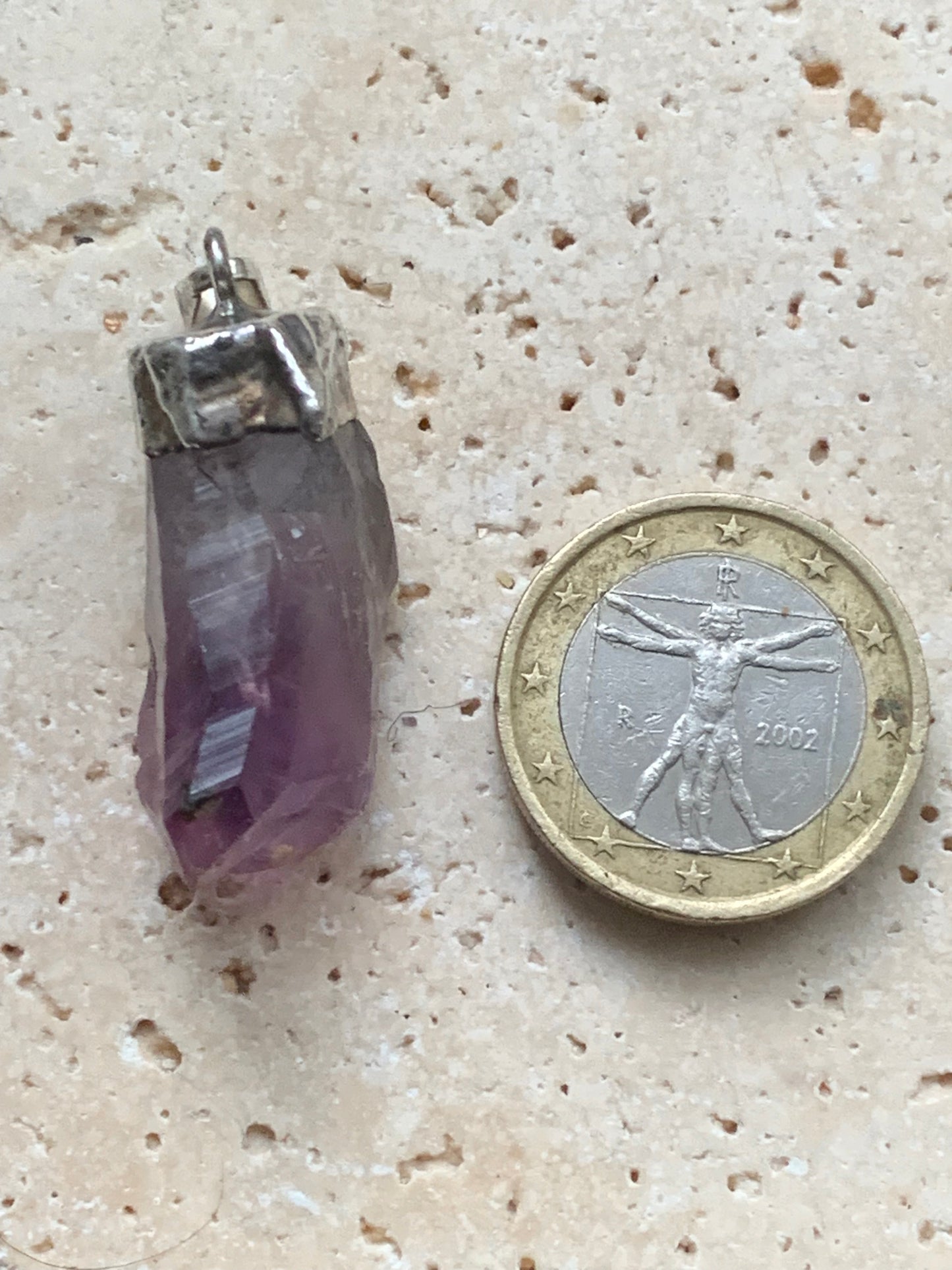 Améthyste, pendentif de 38mm x15 x 12. Fait sur métal (laiton) finition argenté. Vendu avec cordon réglable de couleur noire !