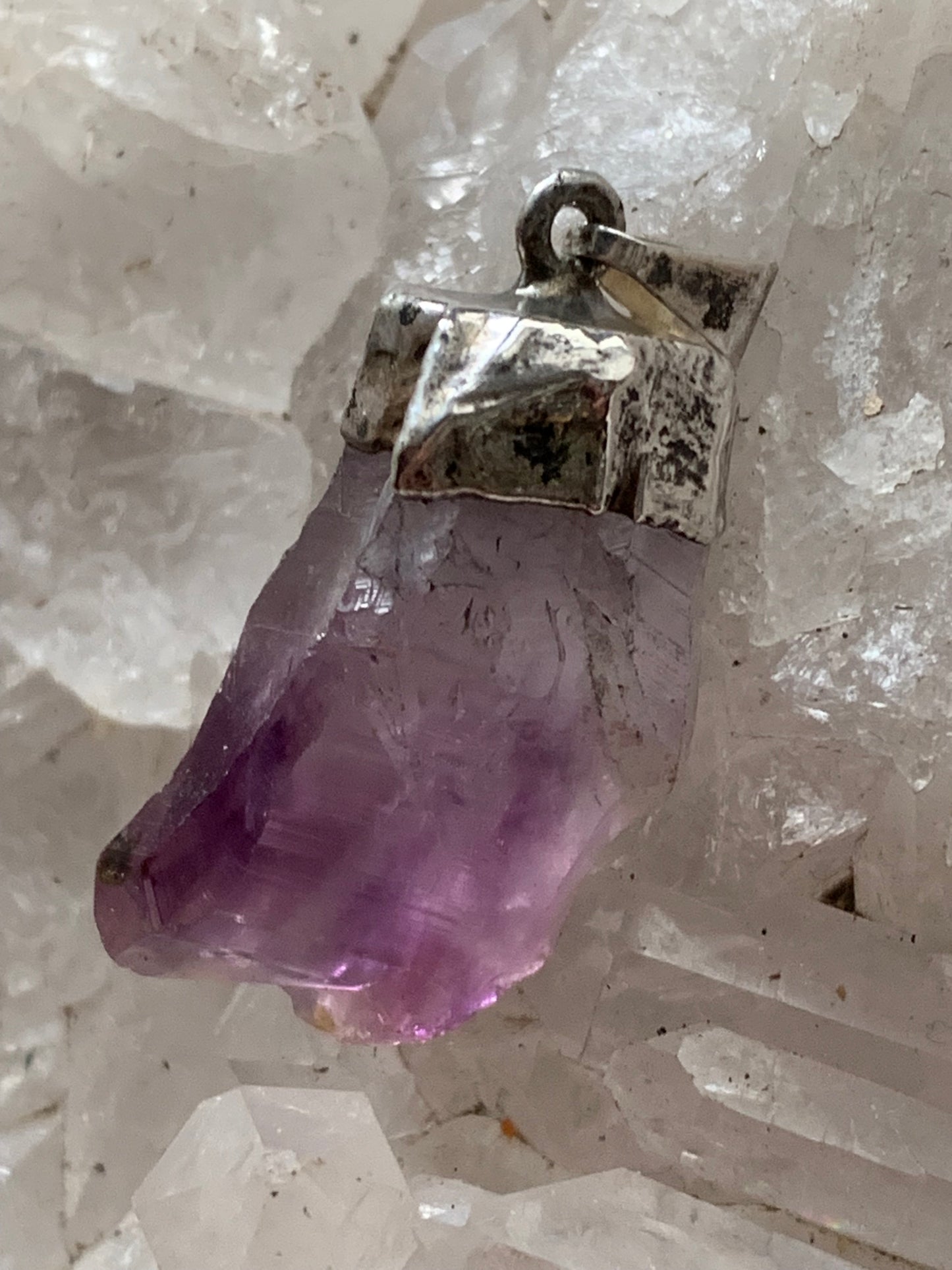 Améthyste, pendentif de 38mm x15 x 12. Fait sur métal (laiton) finition argenté. Vendu avec cordon réglable de couleur noire !