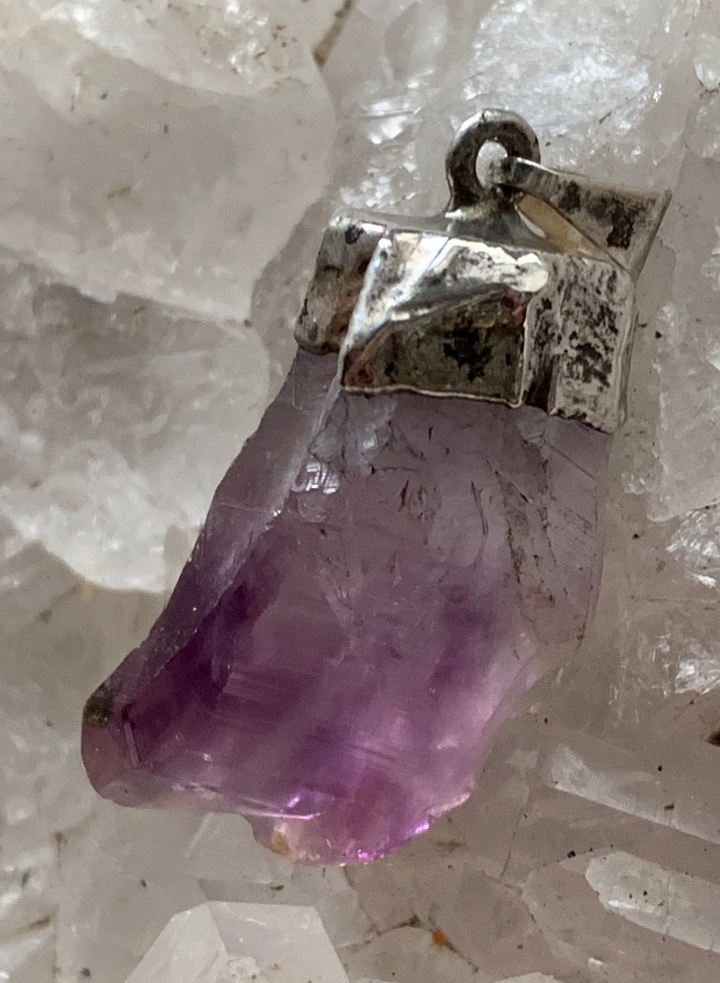 Améthyste, pendentif de 38mm x15 x 12. Fait sur métal (laiton) finition argenté. Vendu avec cordon réglable de couleur noire !