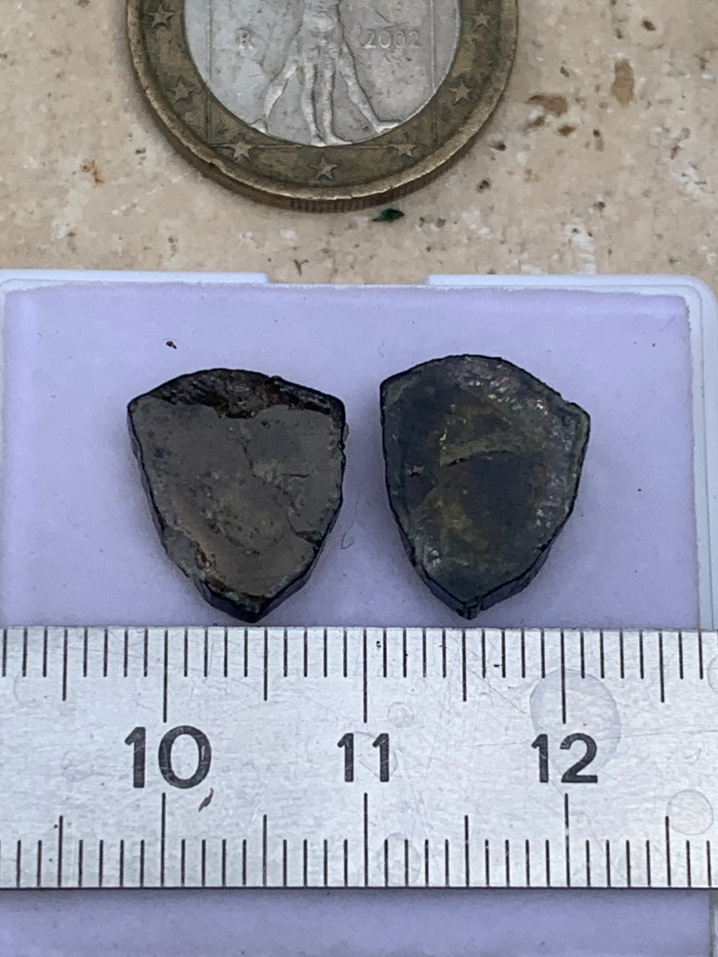 Tourmaline Dravite (brune), vendu par paire, 14mm x 12 x 3 - 10 carats. Parfait en bijouterie, collection ,exposition...