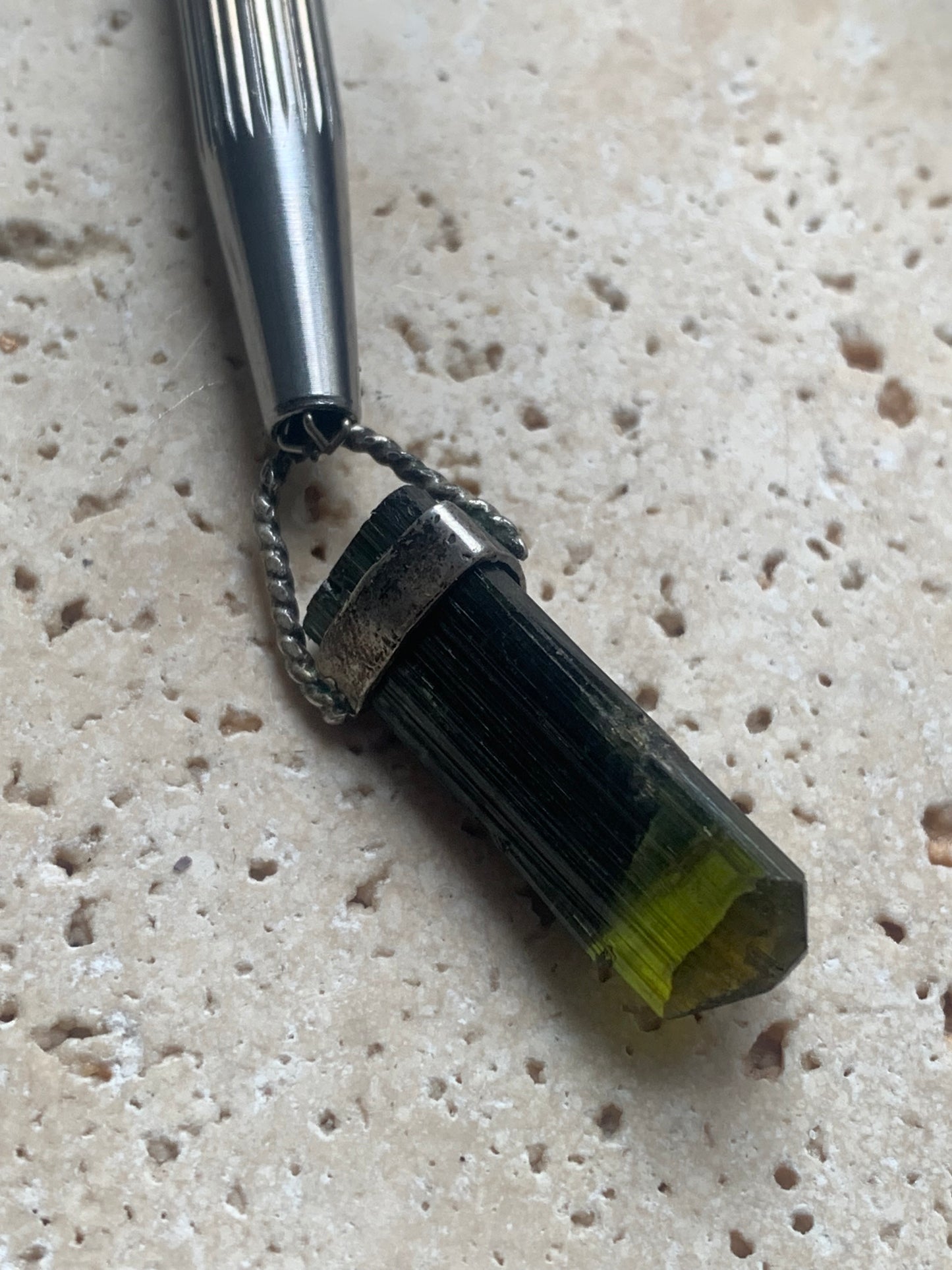 Tourmaline verte ou Verdélite ! Pièce unique en Argent de 32 millimètres de hauteur x 9 millimètres de largeur x 8 d'épaisseur. Vendu avec cordon réglable de couleur noire. Fait par Gen & Zen !