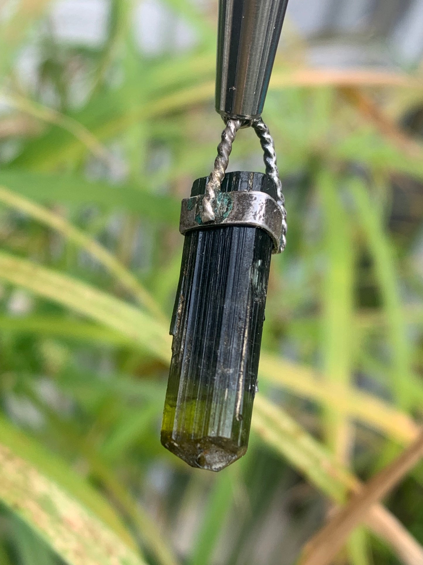 Tourmaline verte ou Verdélite ! Pièce unique en Argent de 32 millimètres de hauteur x 9 millimètres de largeur x 8 d'épaisseur. Vendu avec cordon réglable de couleur noire. Fait par Gen & Zen !