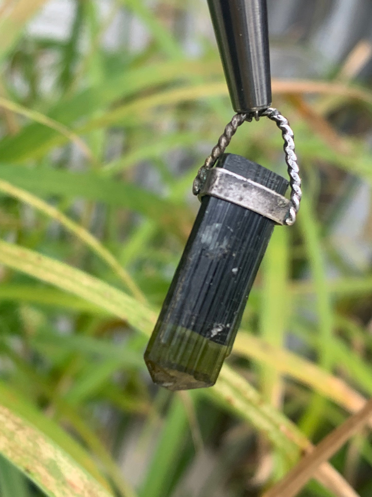 Tourmaline verte ou Verdélite ! Pièce unique en Argent de 32 millimètres de hauteur x 9 millimètres de largeur x 8 d'épaisseur. Vendu avec cordon réglable de couleur noire. Fait par Gen & Zen !
