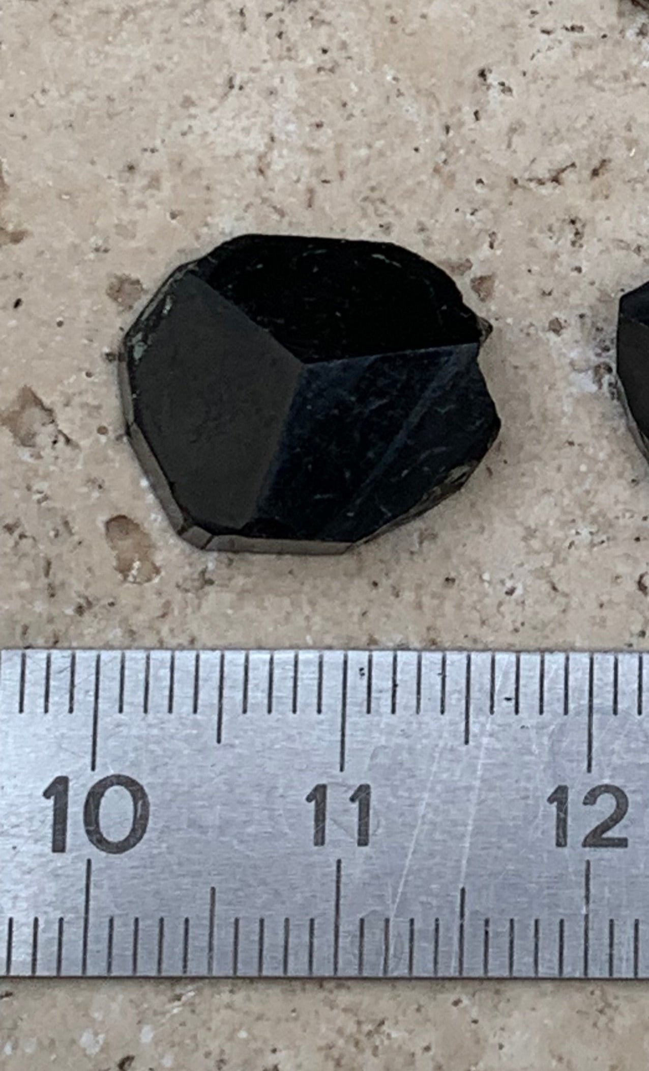 Tourmaline noire, tranches naturelles/ cabochons à 3 faces, 3 pièces au choix, de 14 x 14 x 5 mm - 1,2 à 1,7 gramme par pièce !