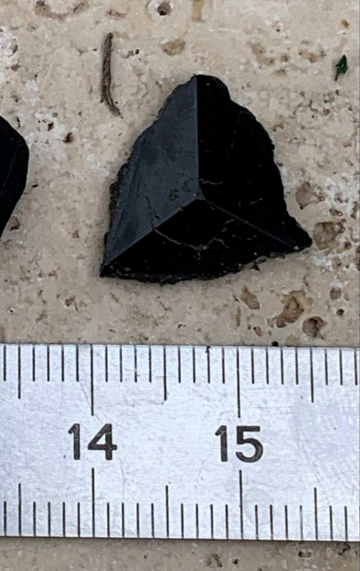 Tourmaline noire, tranches naturelles/ cabochons à 3 faces, 3 pièces au choix, de 14 x 14 x 5 mm - 1,2 à 1,7 gramme par pièce !