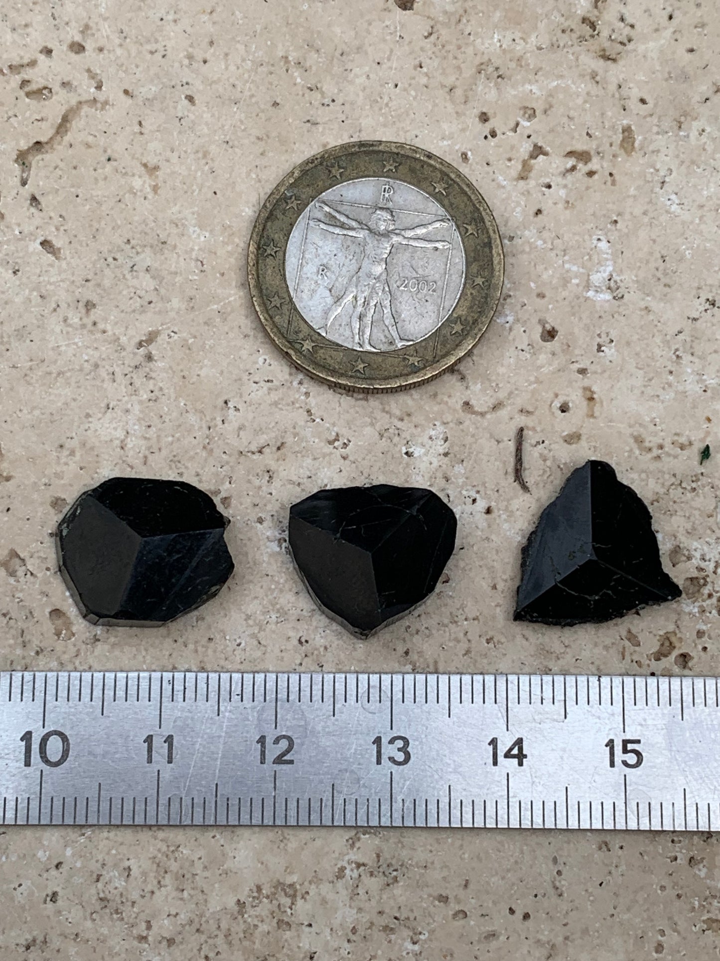 Tourmaline noire, tranches naturelles/ cabochons à 3 faces, 3 pièces au choix, de 14 x 14 x 5 mm - 1,2 à 1,7 gramme par pièce !