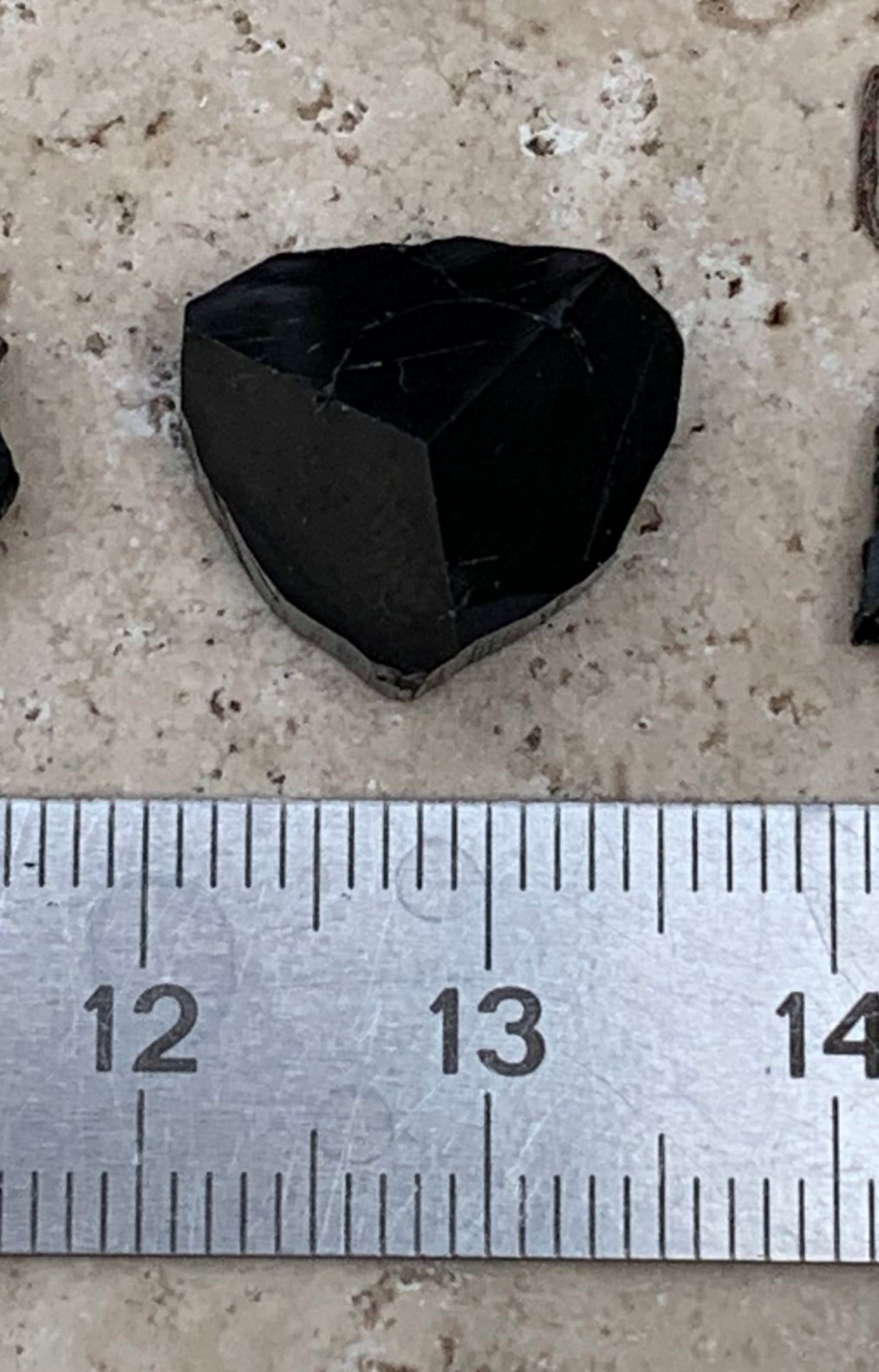 Tourmaline noire, tranches naturelles/ cabochons à 3 faces, 3 pièces au choix, de 14 x 14 x 5 mm - 1,2 à 1,7 gramme par pièce !