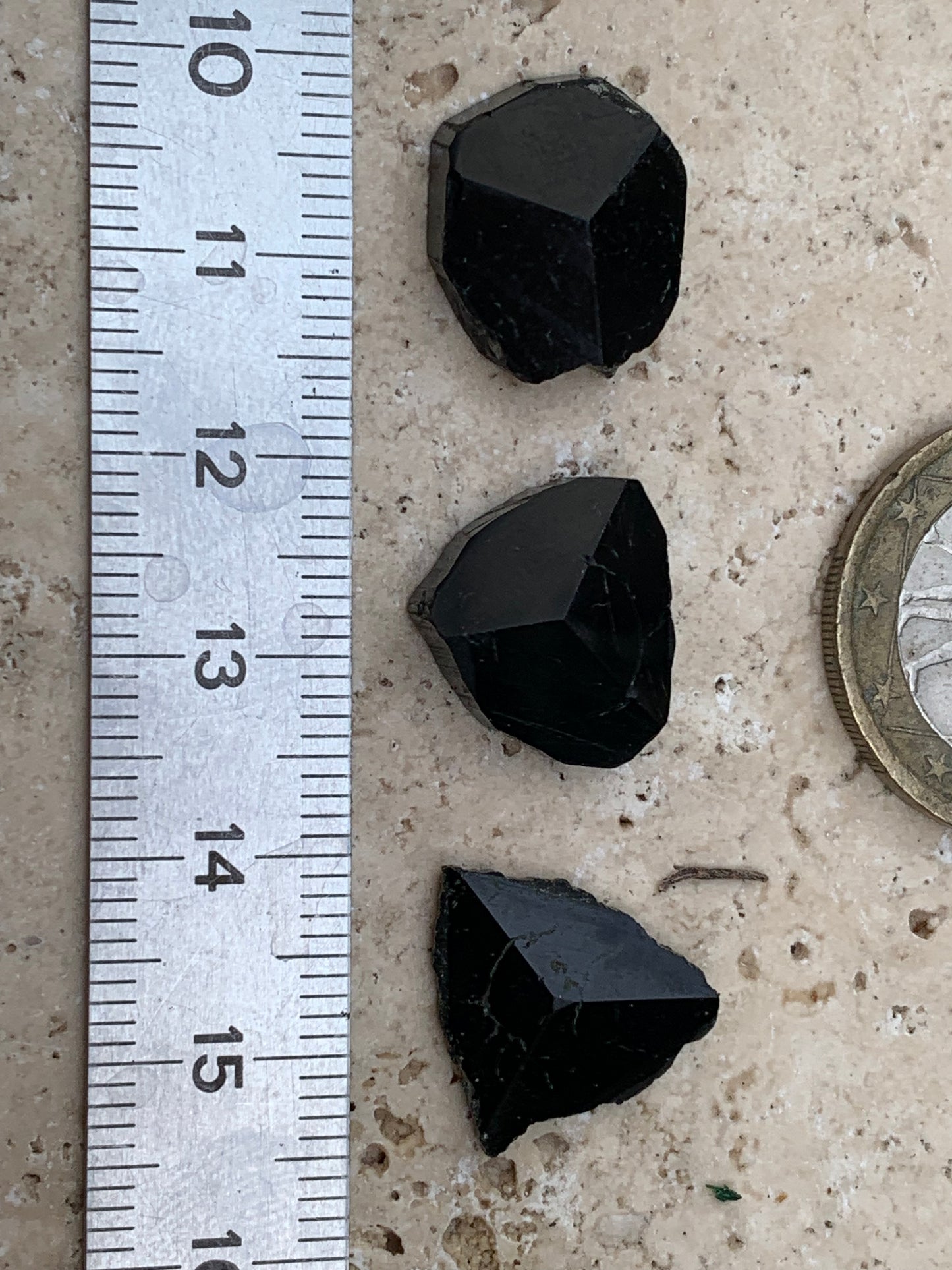 Tourmaline noire, tranches naturelles/ cabochons à 3 faces, 3 pièces au choix, de 14 x 14 x 5 mm - 1,2 à 1,7 gramme par pièce !
