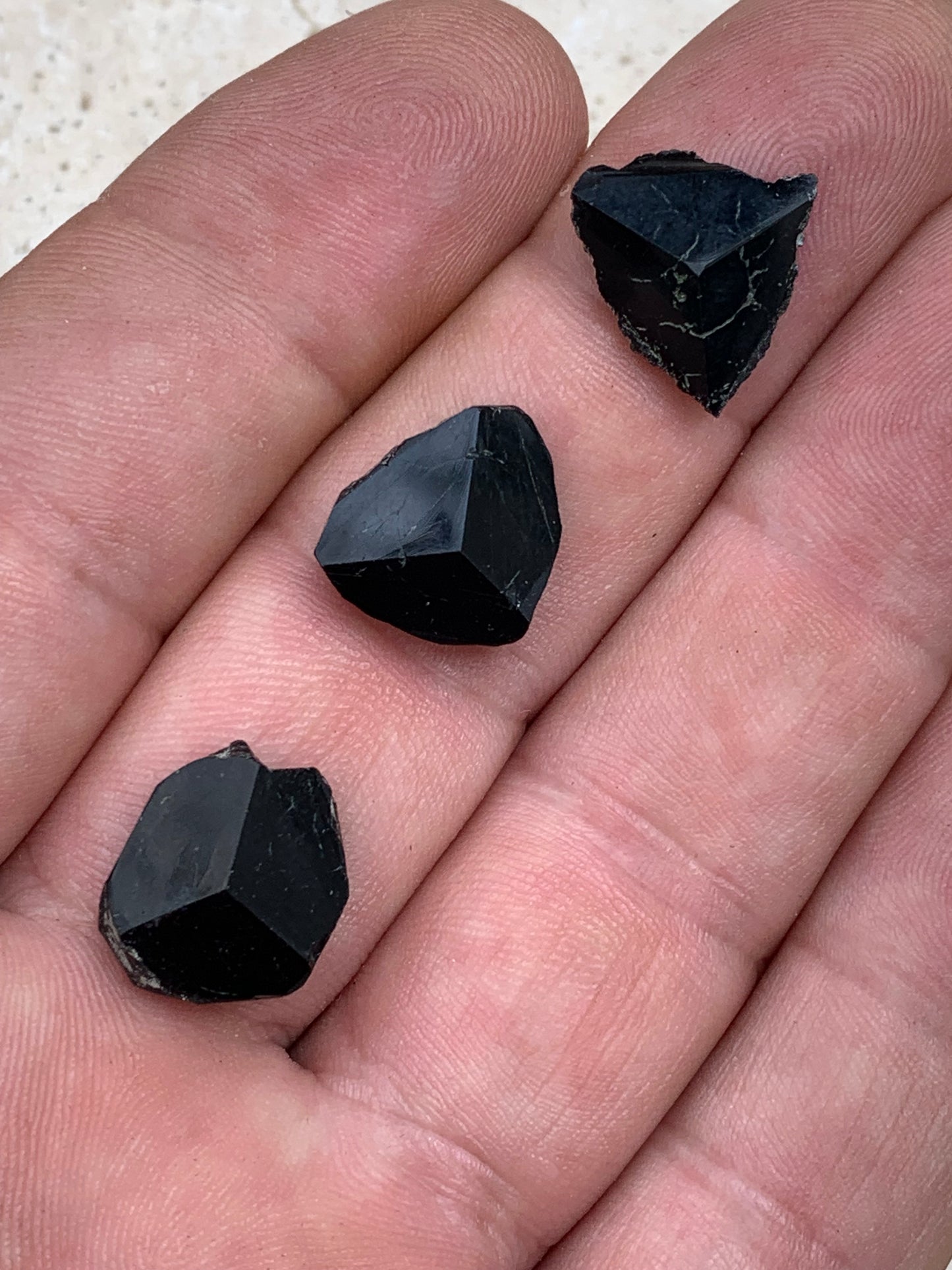 Tourmaline noire, tranches naturelles/ cabochons à 3 faces, 3 pièces au choix, de 14 x 14 x 5 mm - 1,2 à 1,7 gramme par pièce !
